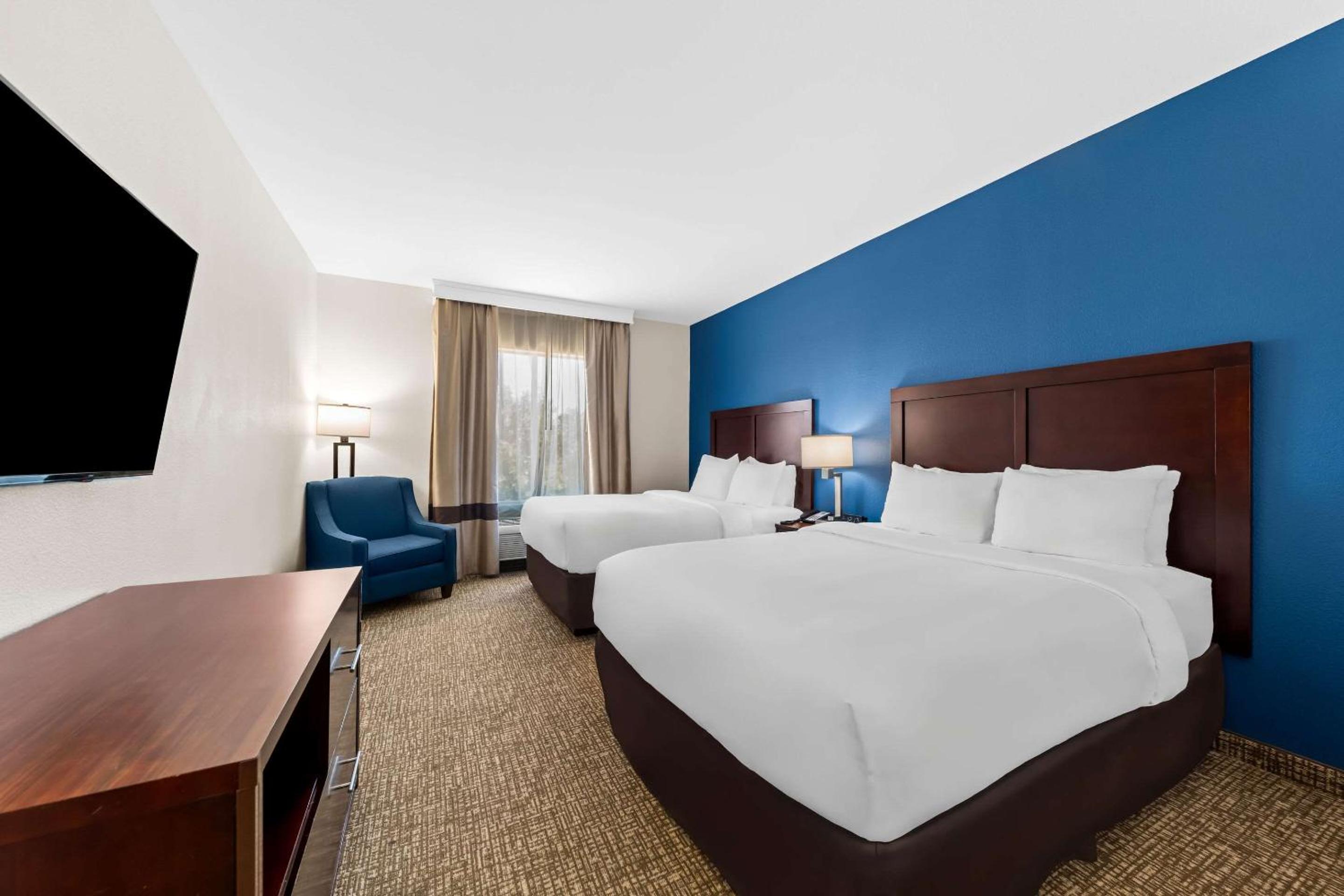 Queen Room with Two Queen Beds - Non-Smoking - Photo 1