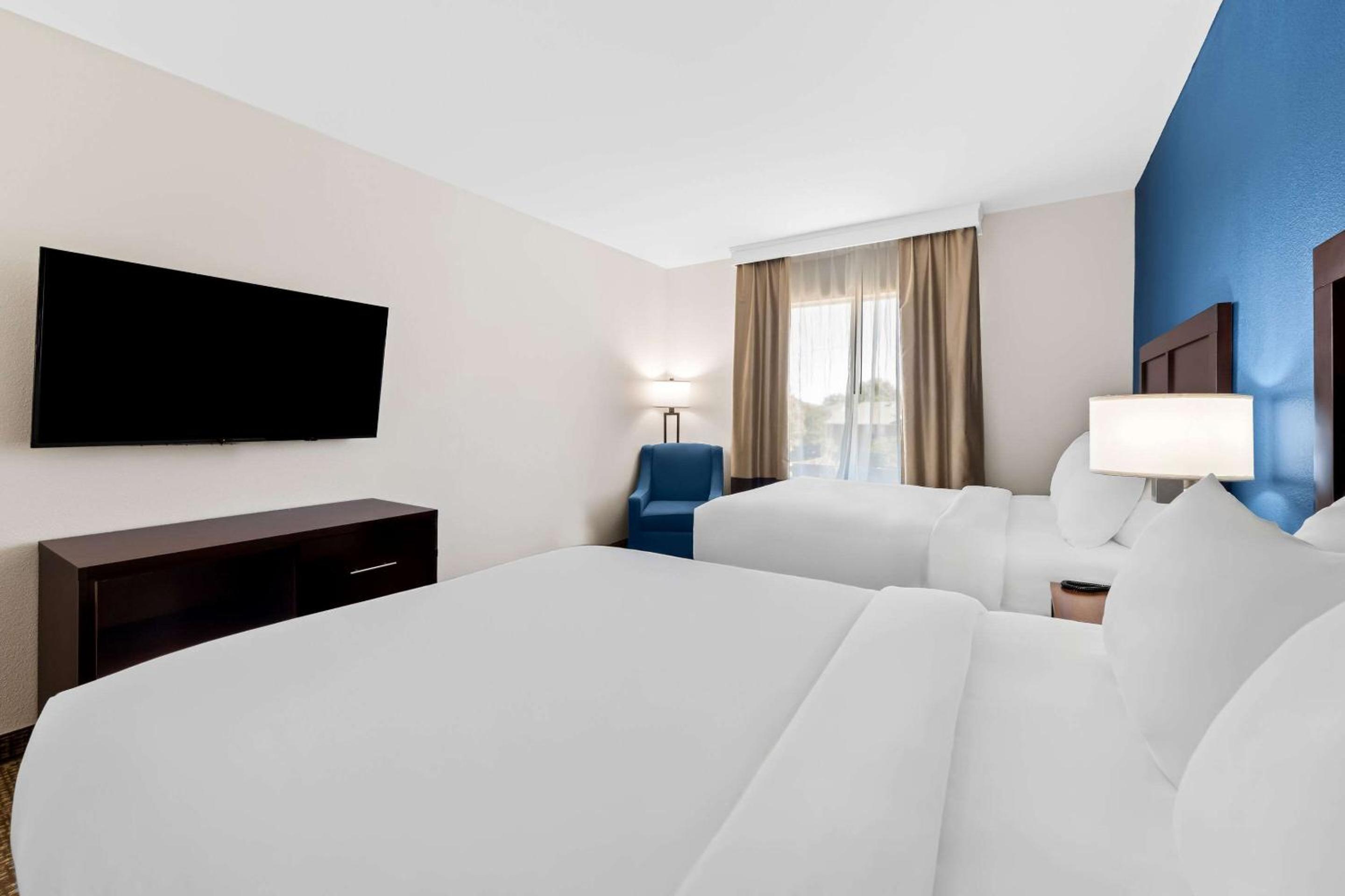 Queen Room with Two Queen Beds - Non-Smoking - Photo 2