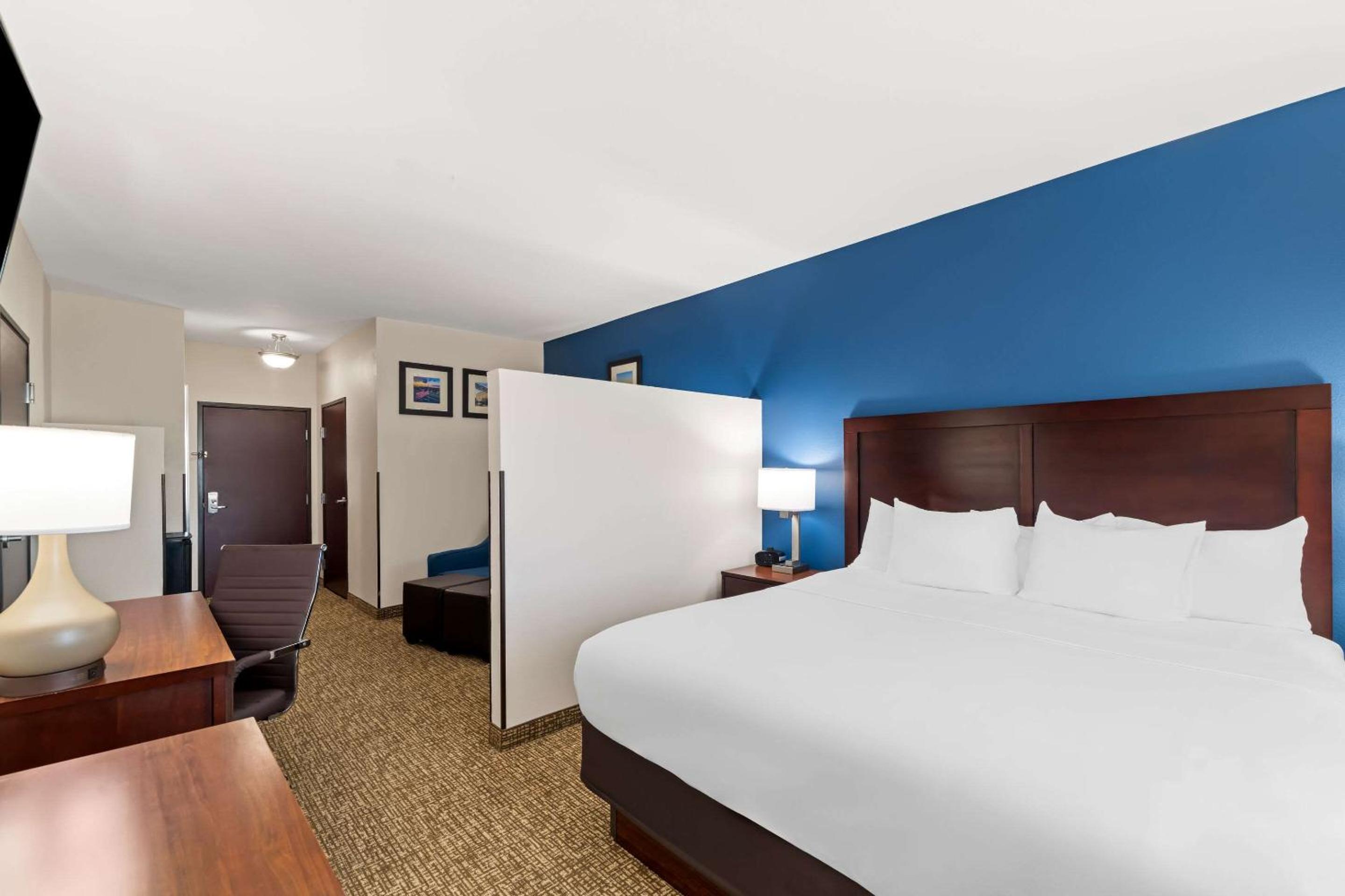 King Suite - Non-Smoking - Photo 1