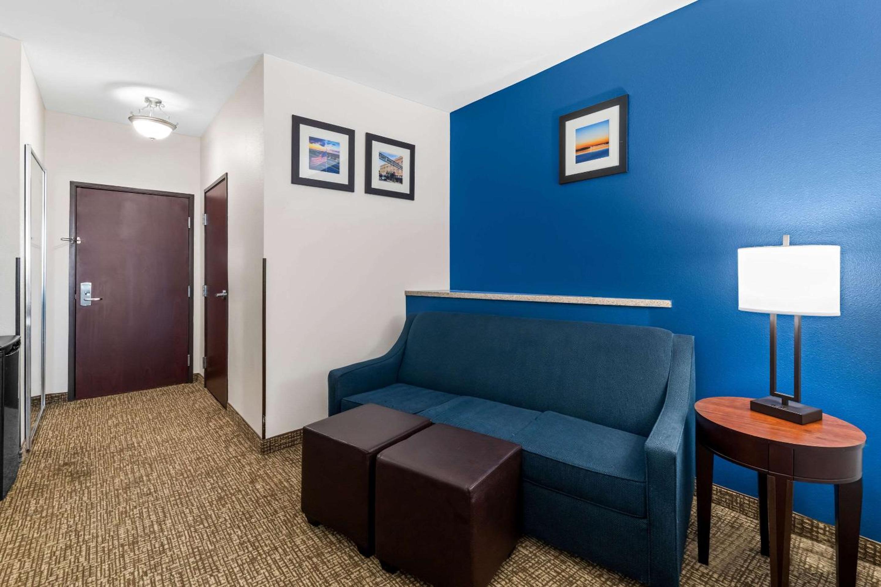 King Suite - Non-Smoking - Photo 2