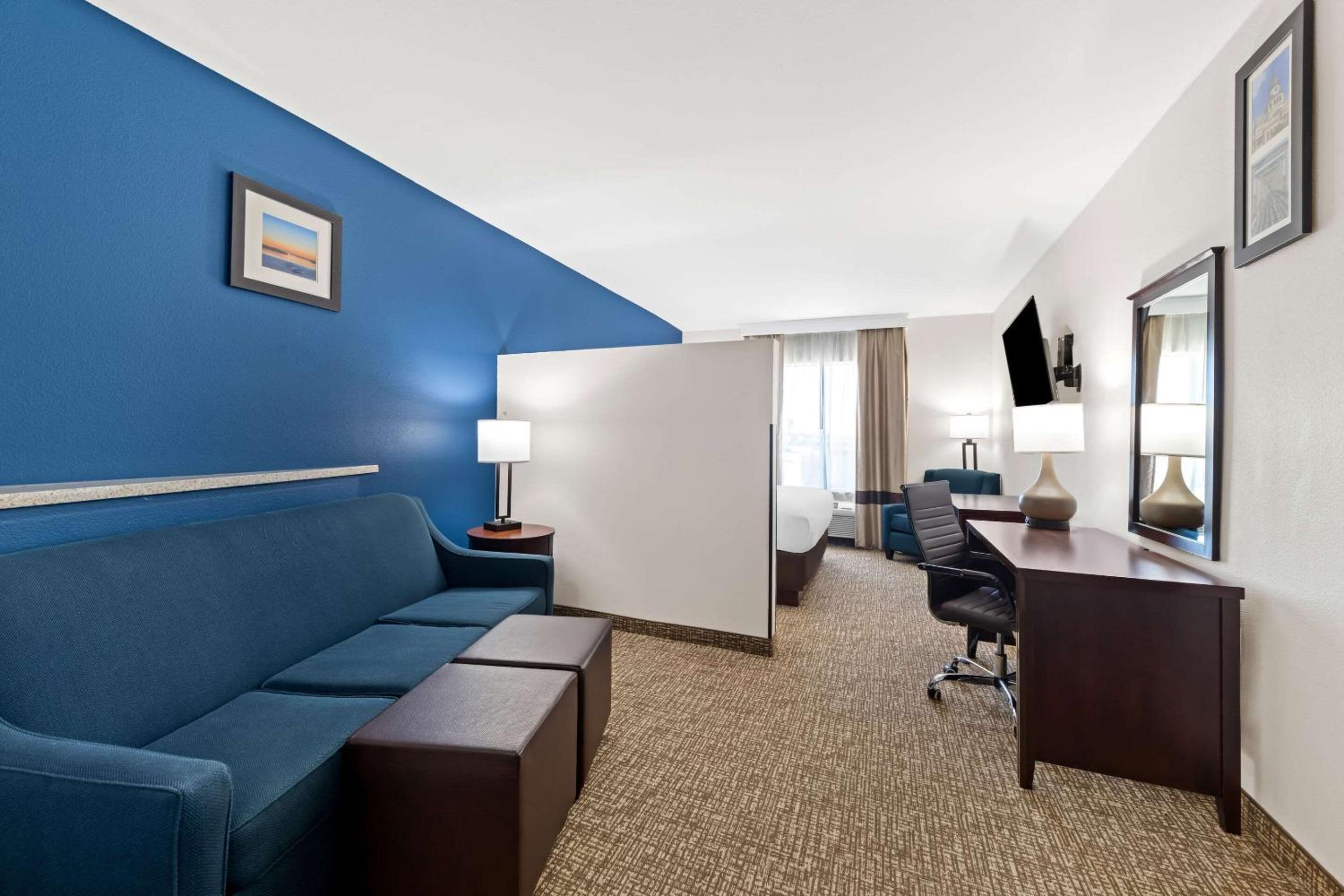 King Suite - Non-Smoking - Photo 4