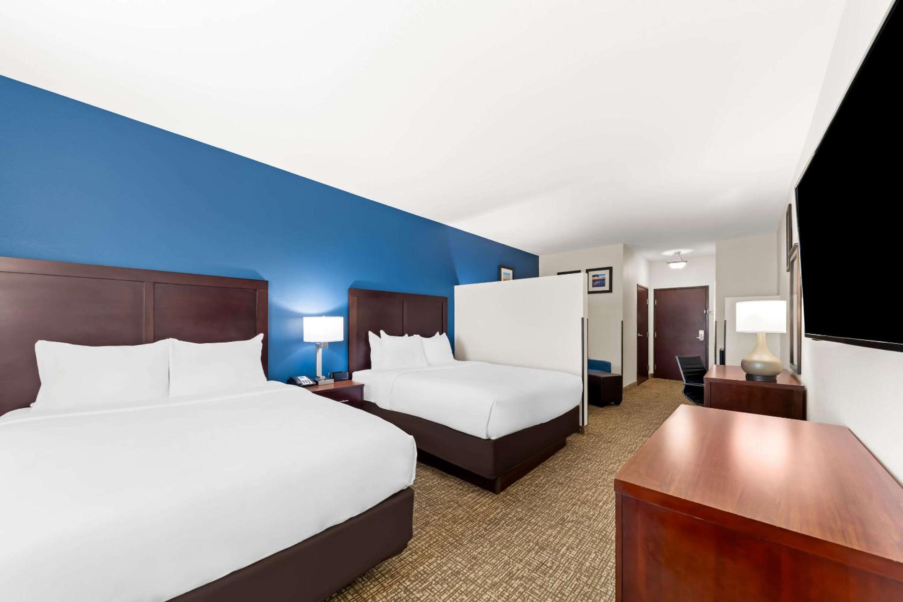 Queen Suite with Two Queen Beds - Non-Smoking - Photo 2