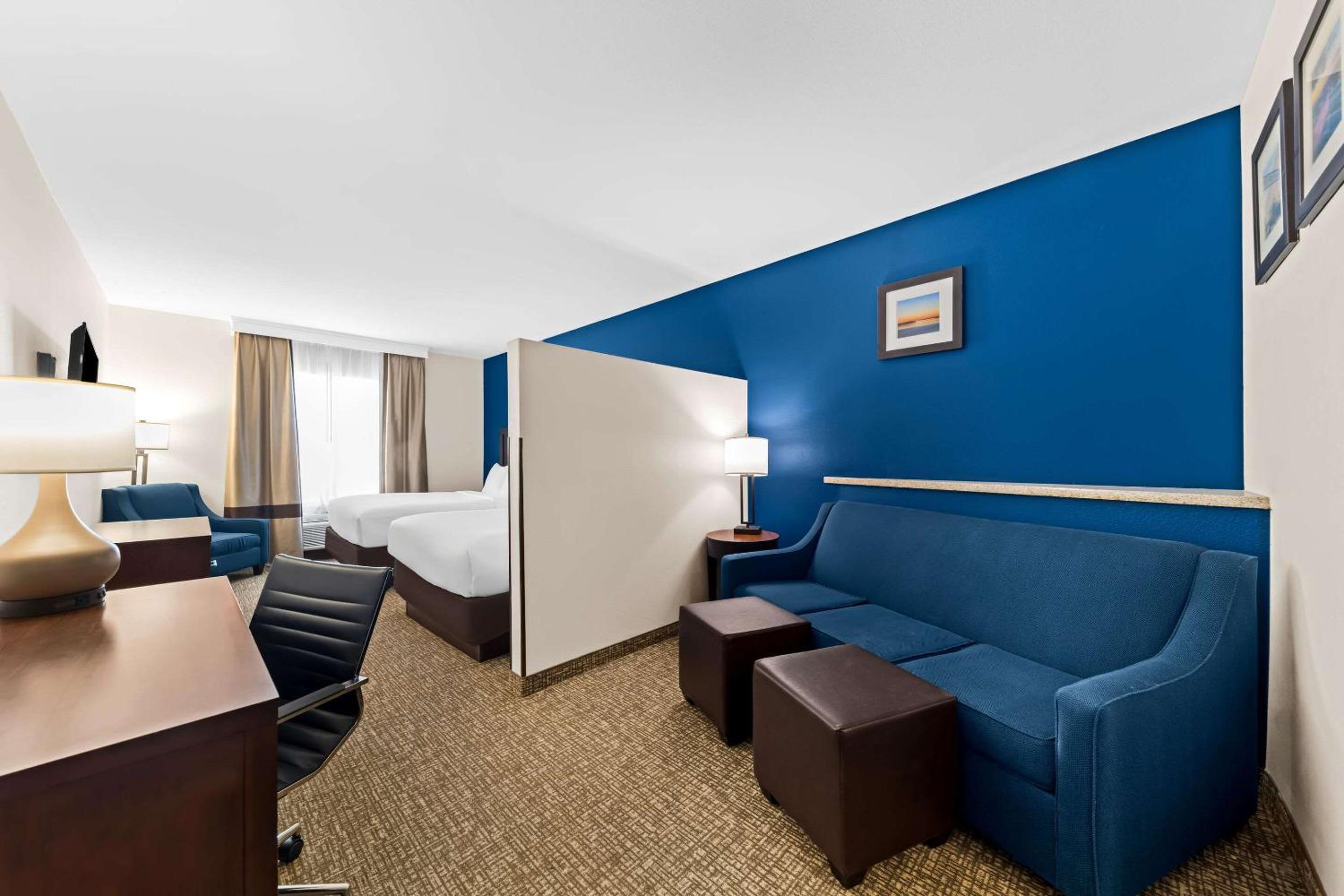 Queen Suite with Two Queen Beds - Non-Smoking - Photo 1