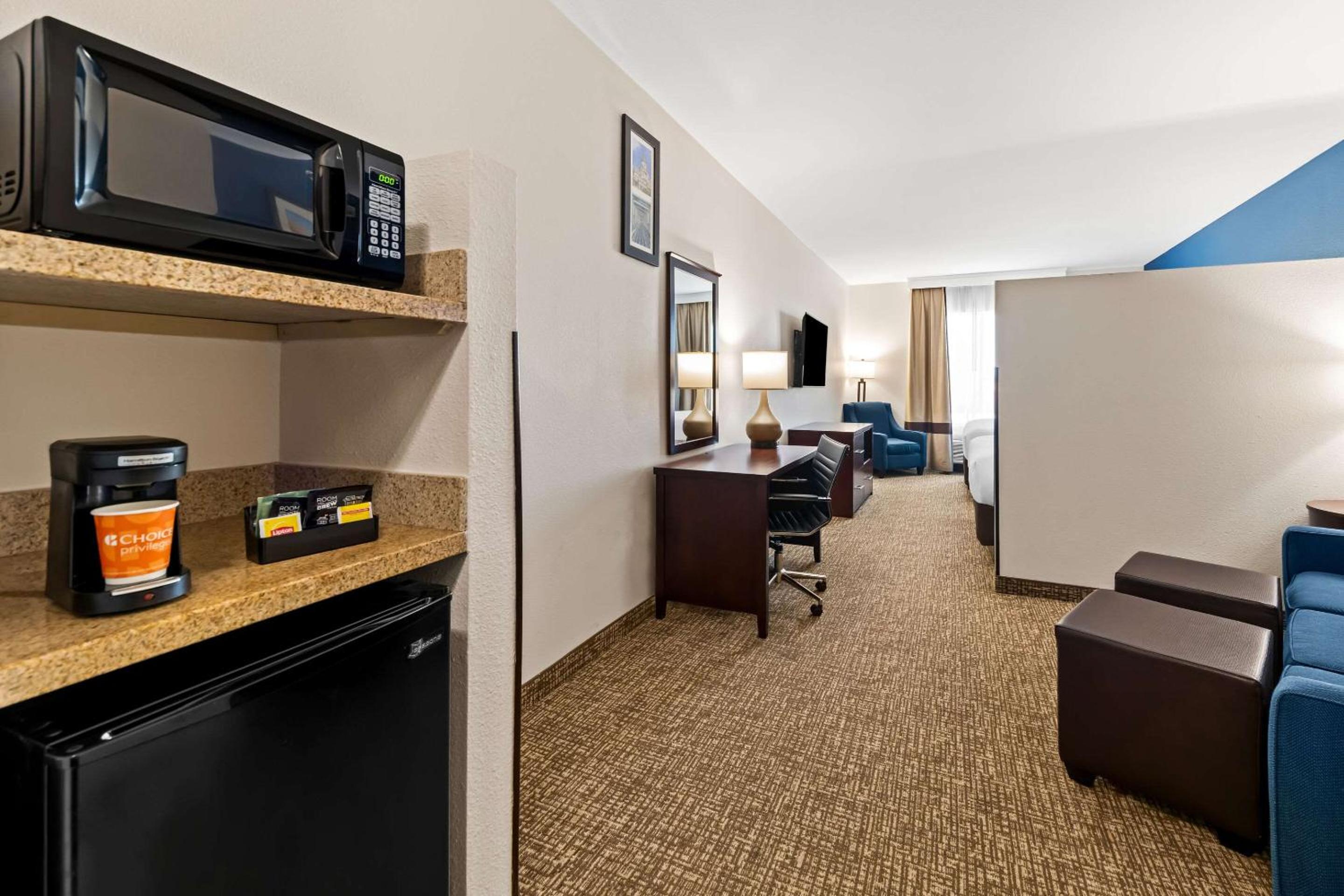 Queen Suite with Two Queen Beds - Non-Smoking - Photo 4