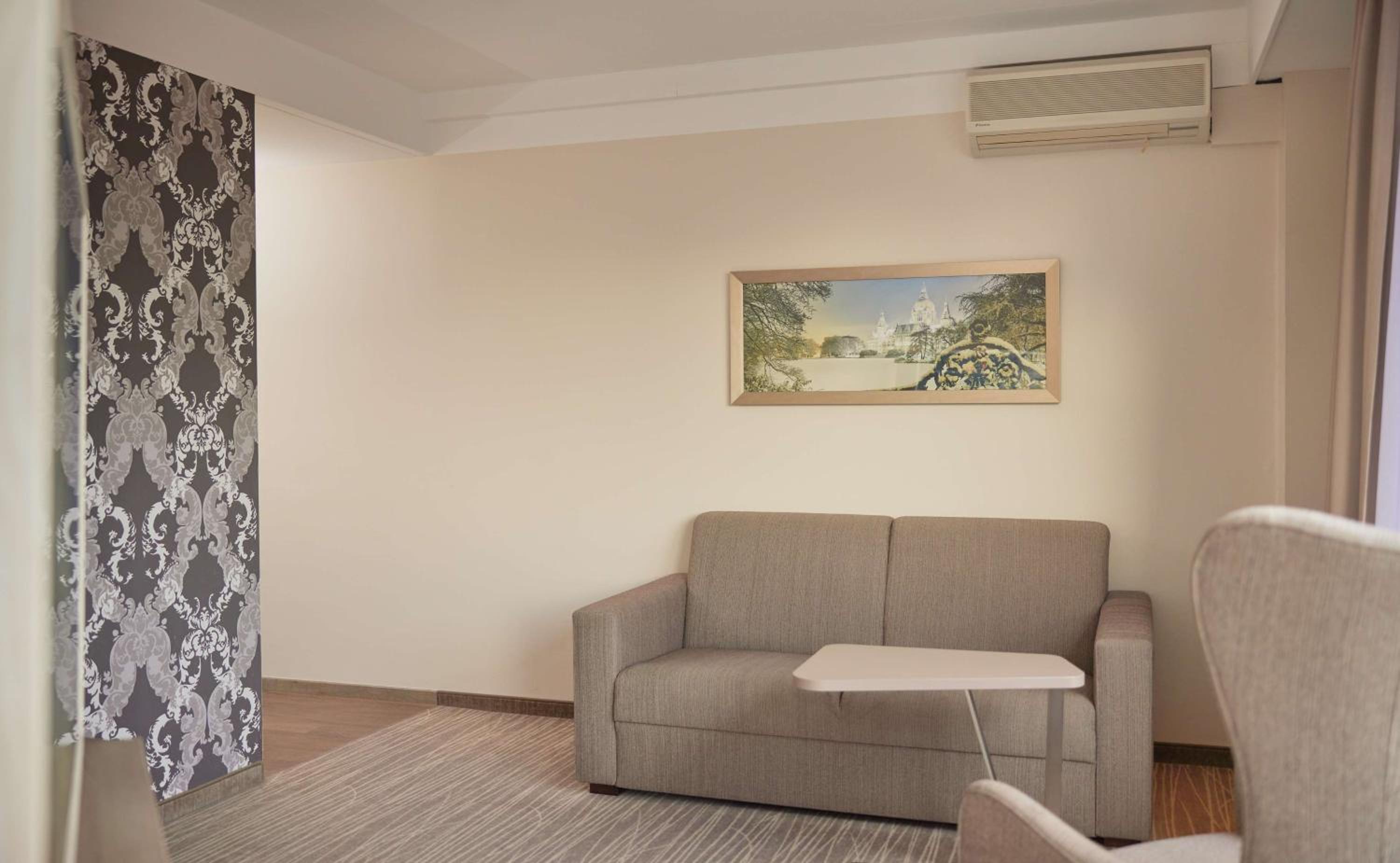 Junior King Suite with Balcony photo 3