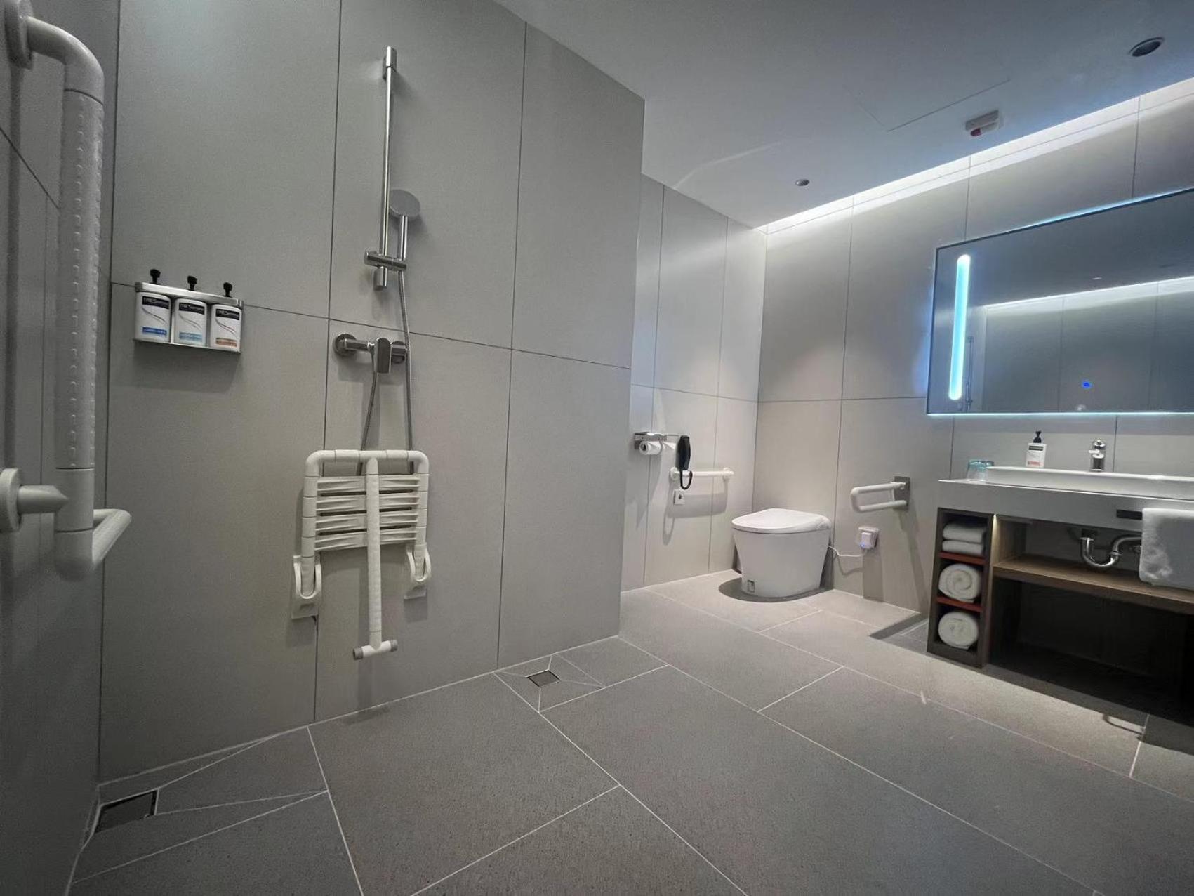 Double Room with Two Double Beds - Mobility Accessible