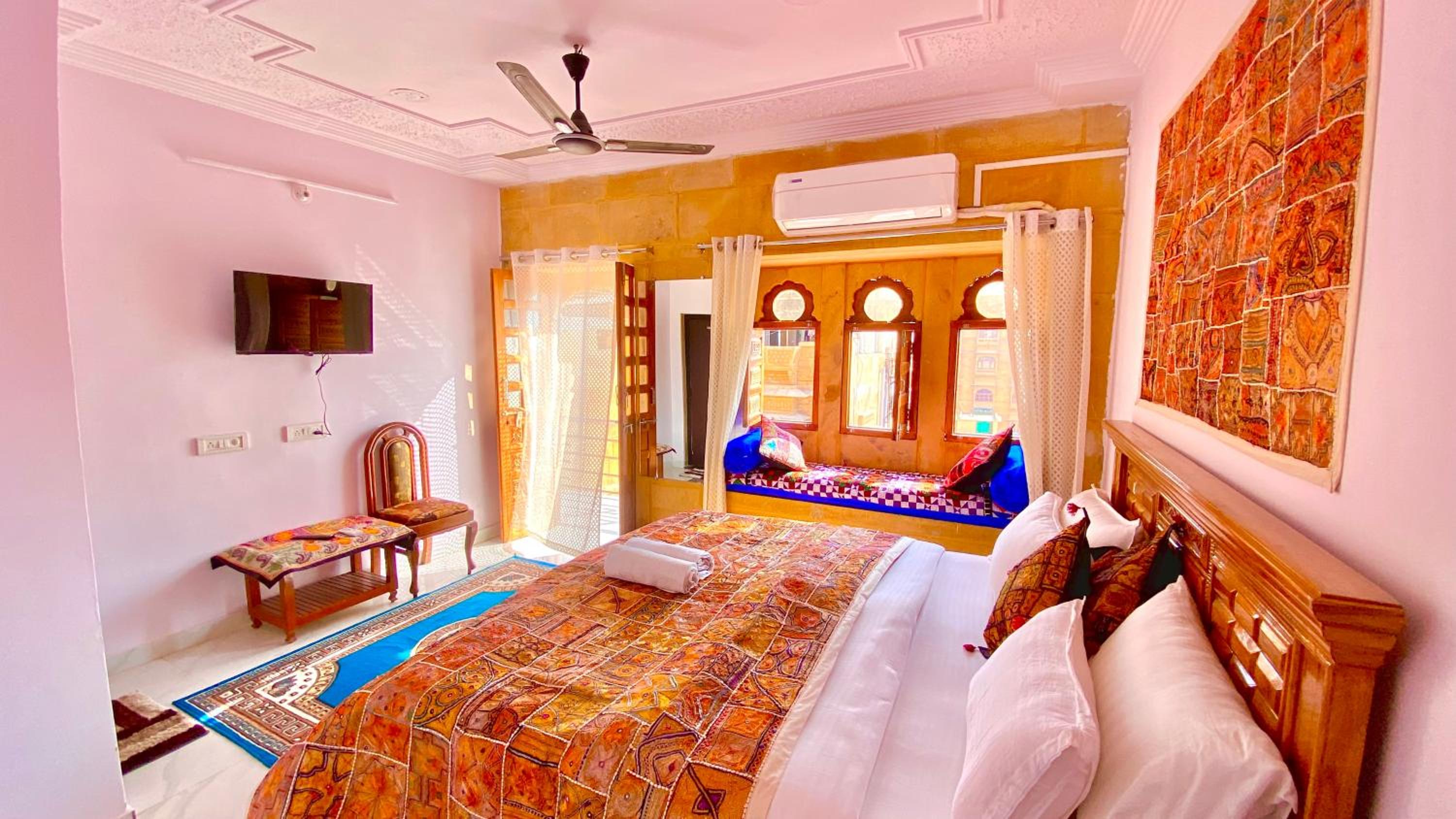 Deluxe King Suite - Photo 5