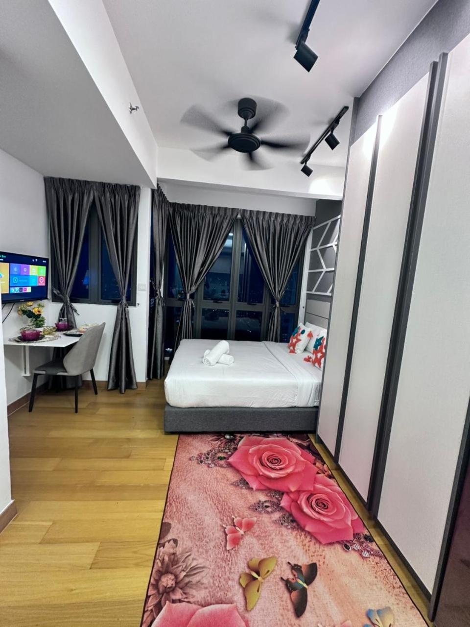 Two-Bedroom Deluxe Apartment with Balcony