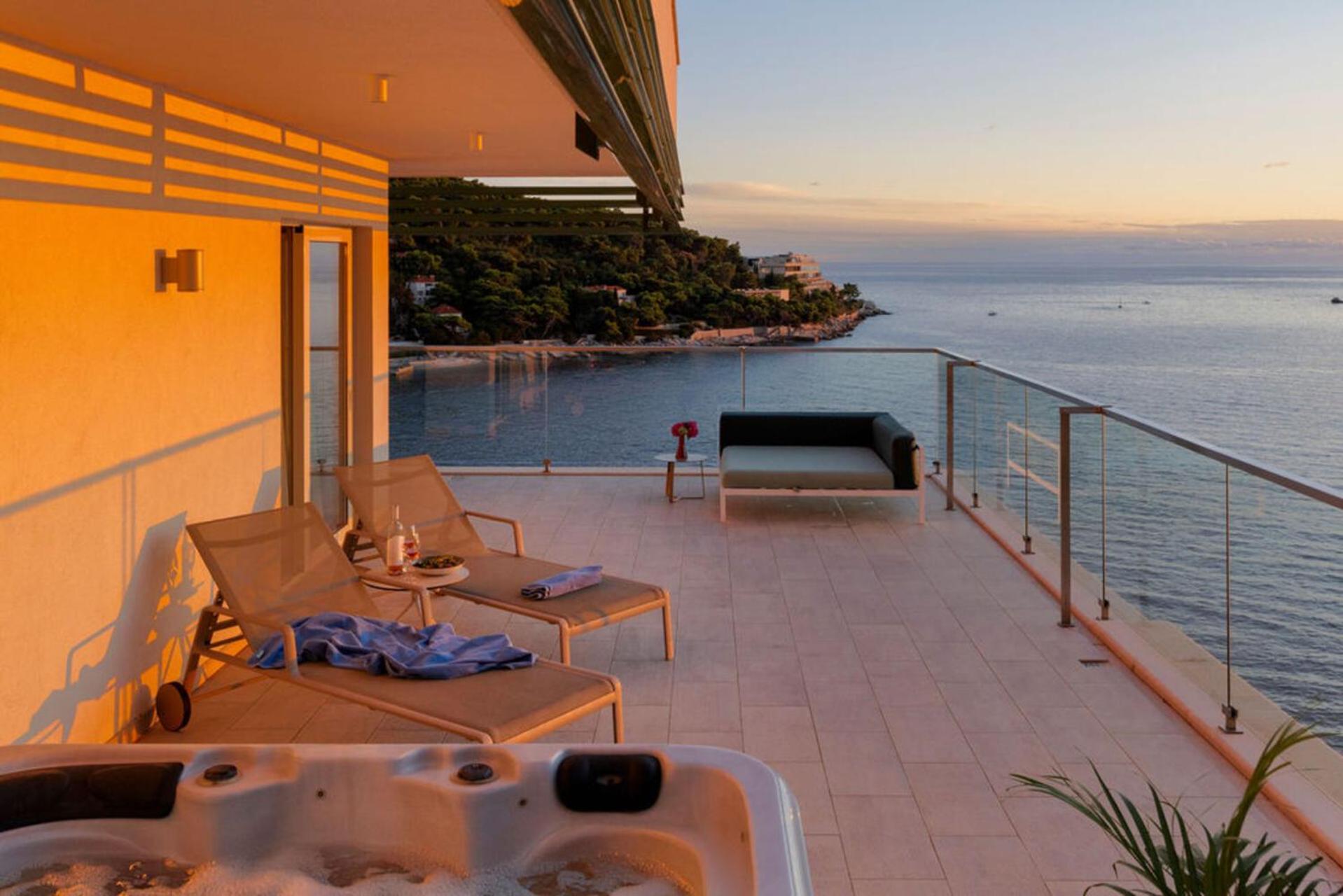 Deluxe Suite with Terrace and Sea View - Photo 6