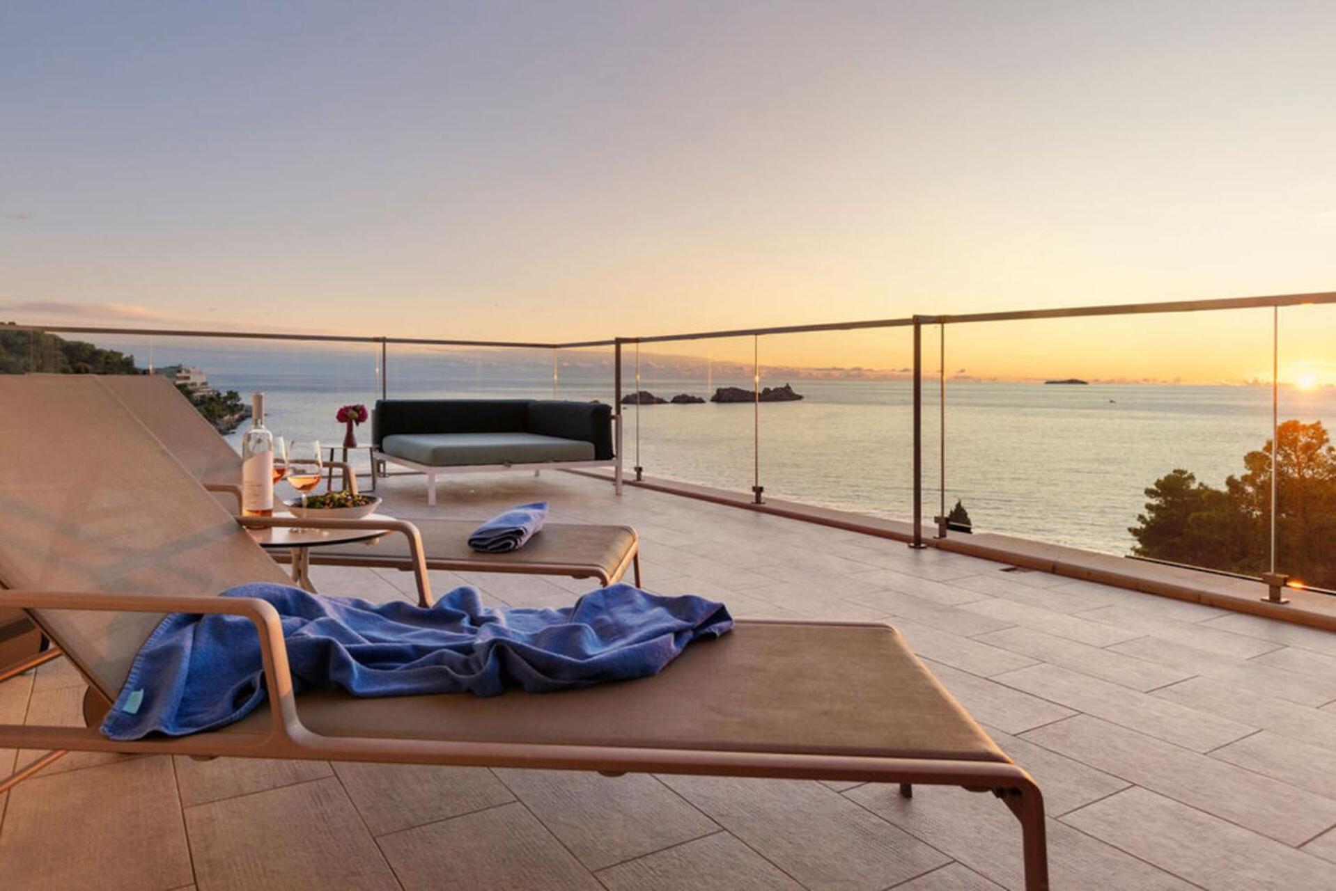 Deluxe Suite with Terrace and Sea View - Photo 13