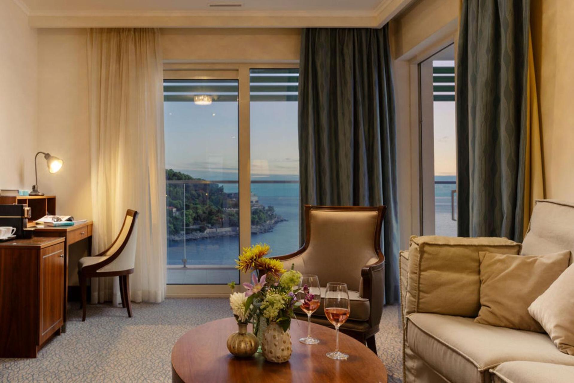 Deluxe Suite with Terrace and Sea View - Photo 3