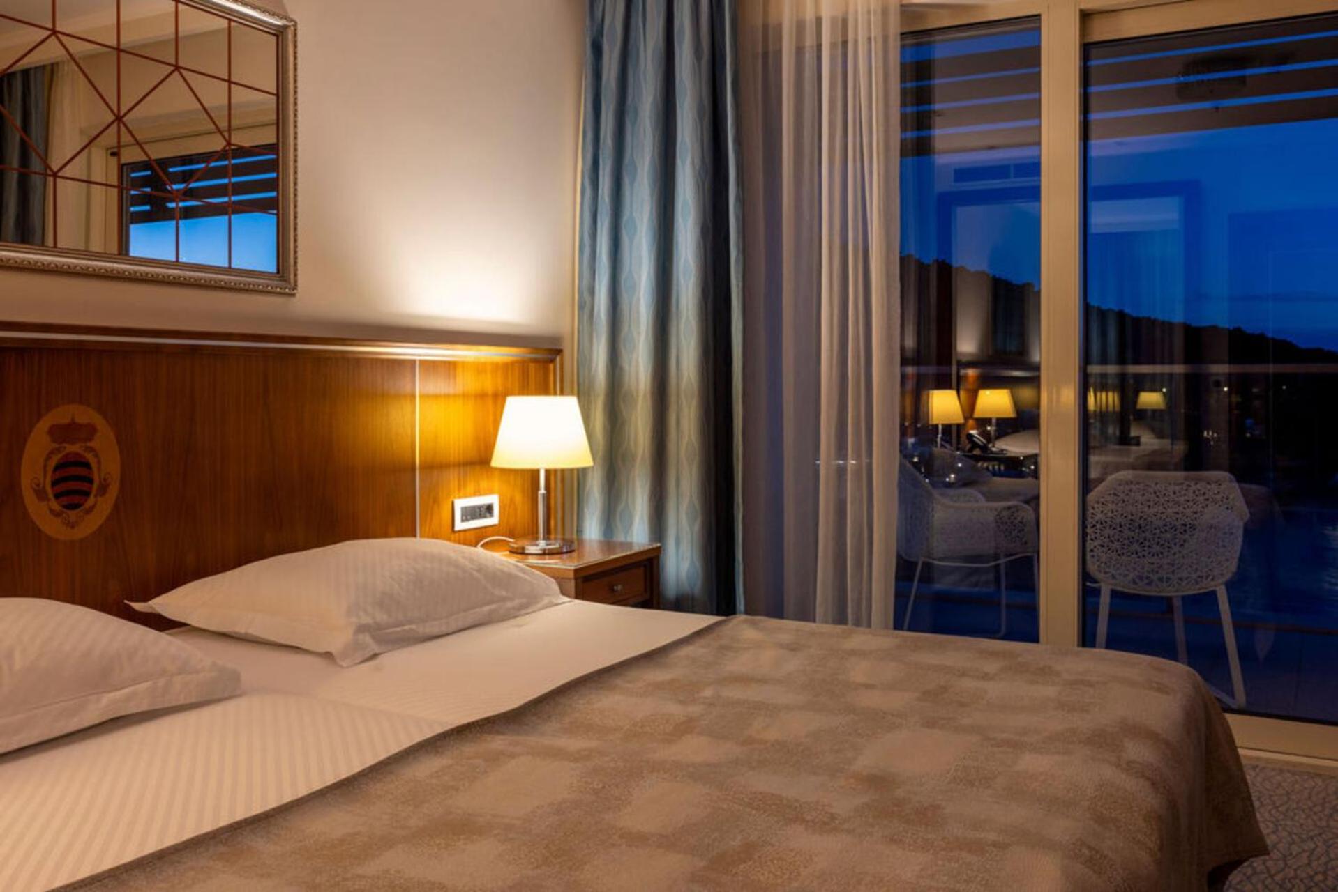 Deluxe Suite with Terrace and Sea View - Photo 9