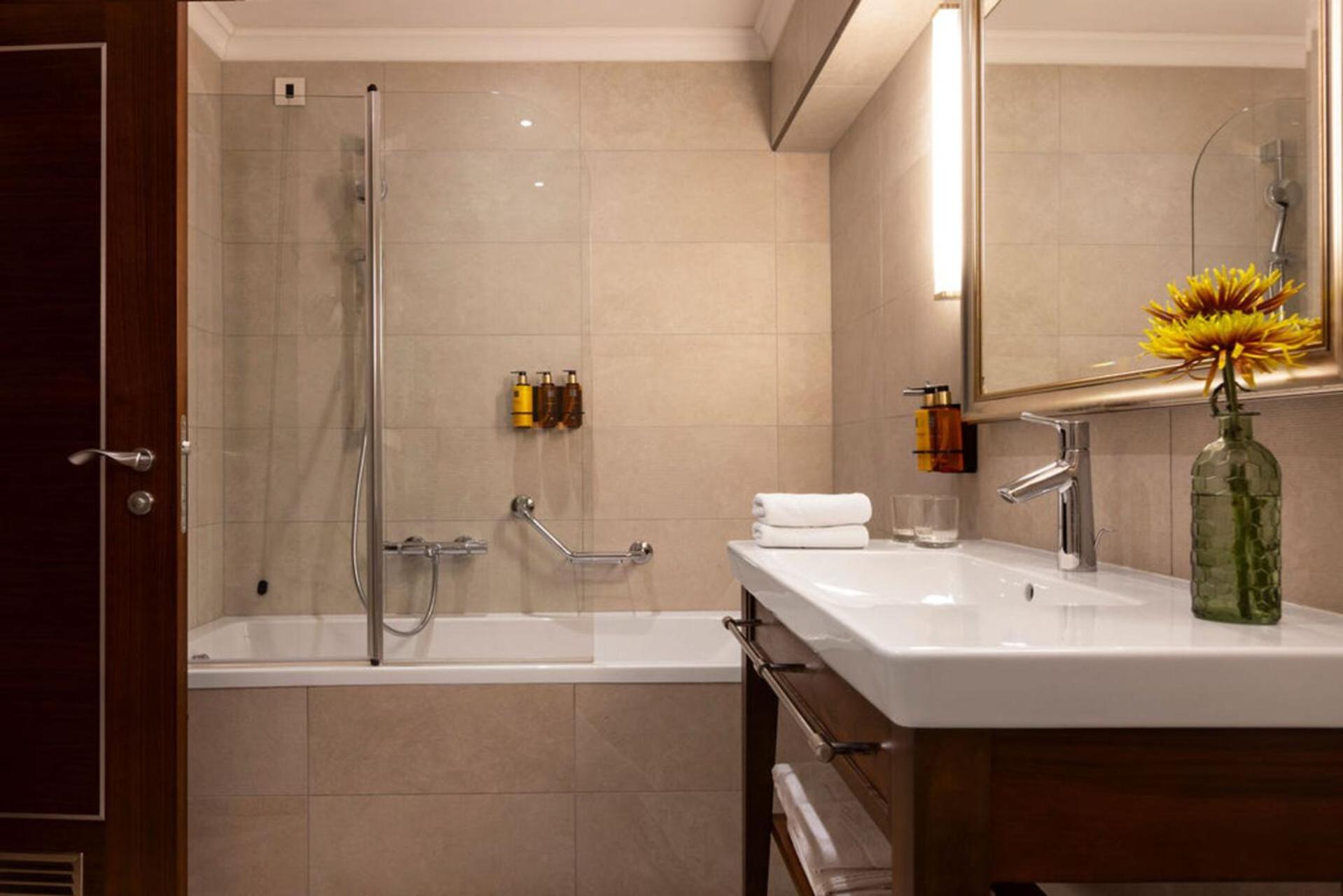 Deluxe Suite with Terrace and Sea View - Photo 8