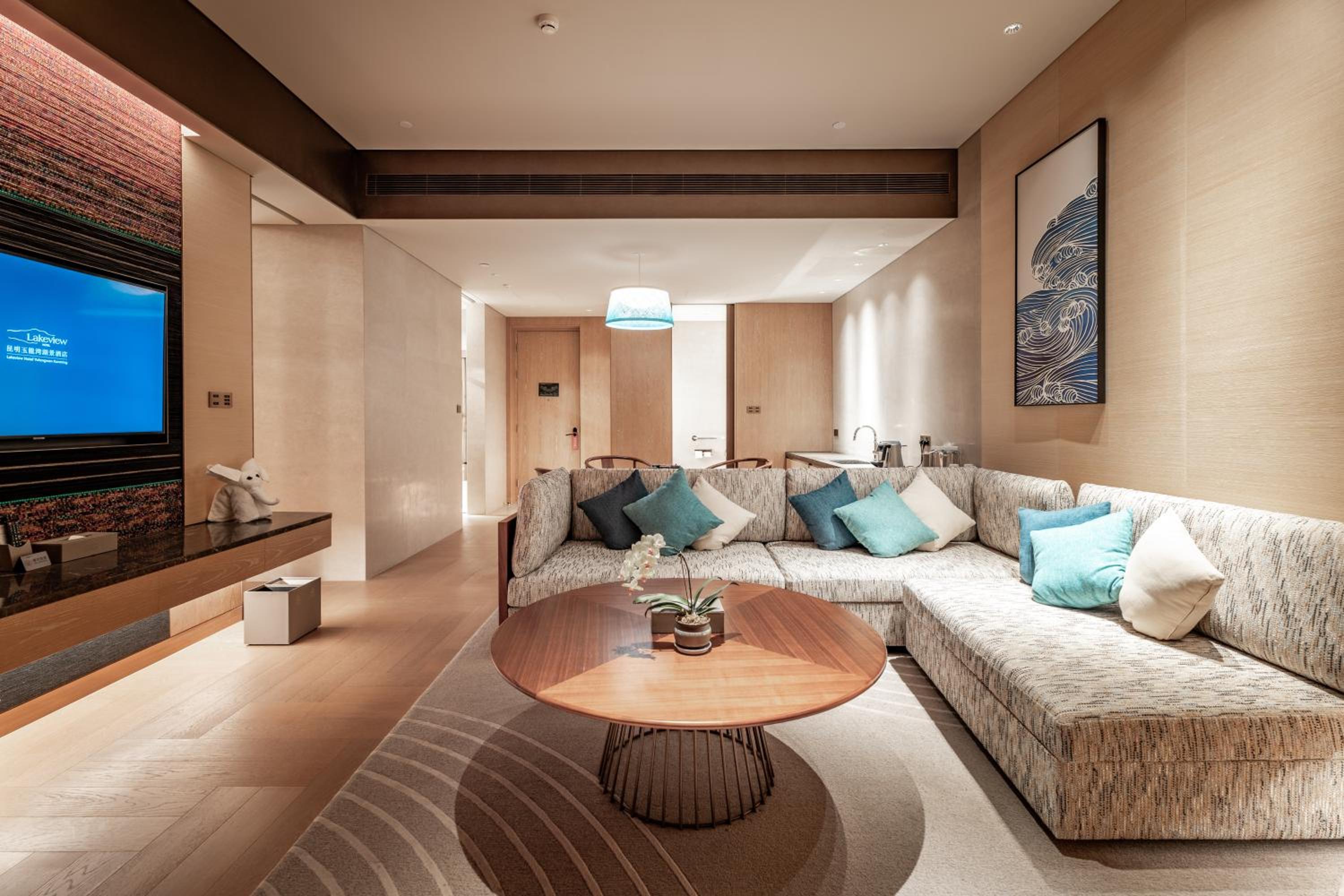 Suite with Lake View