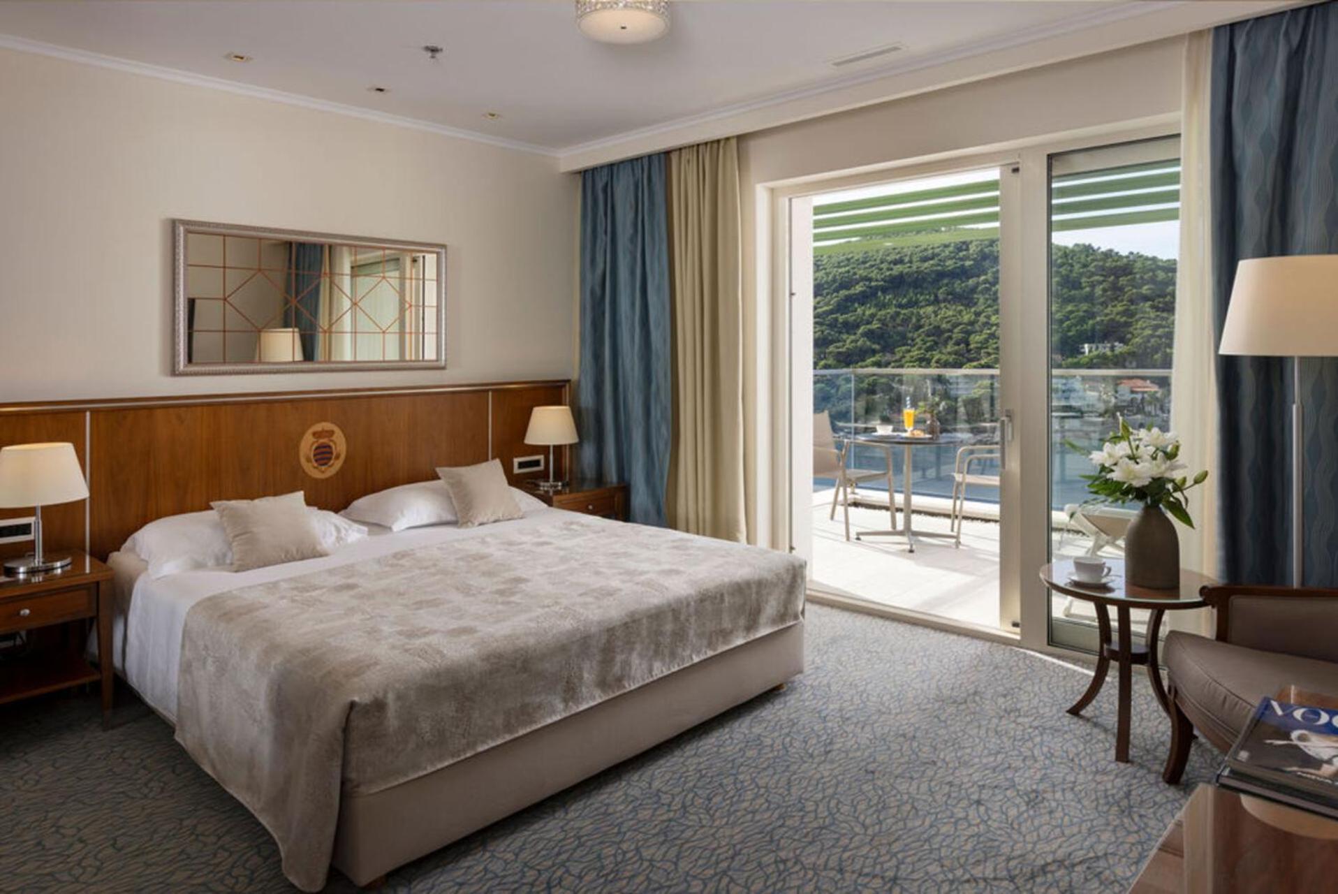 Double or Twin Room with Balcony and Sea View thumbnail 5