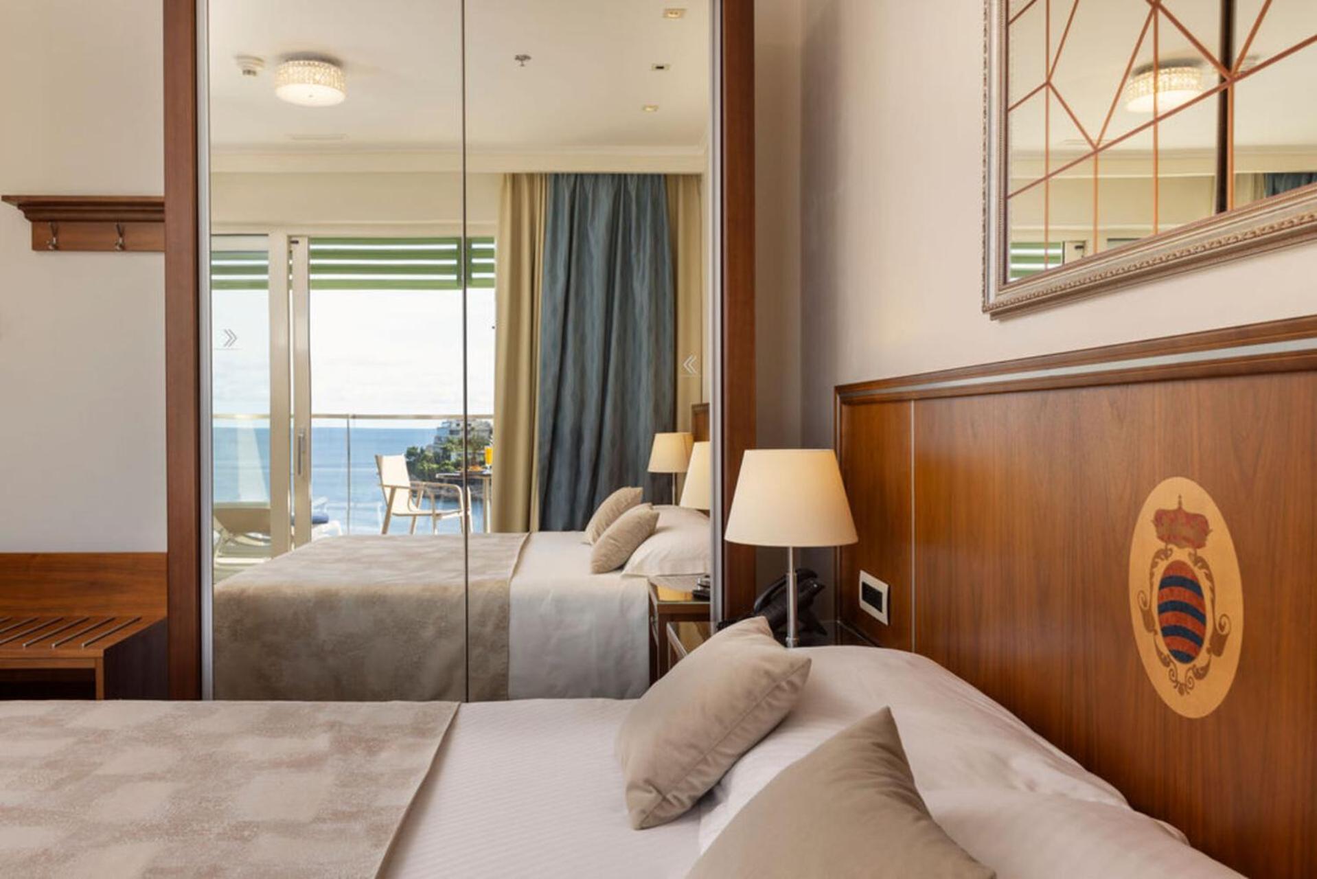 Double or Twin Room with Balcony and Sea View thumbnail 6