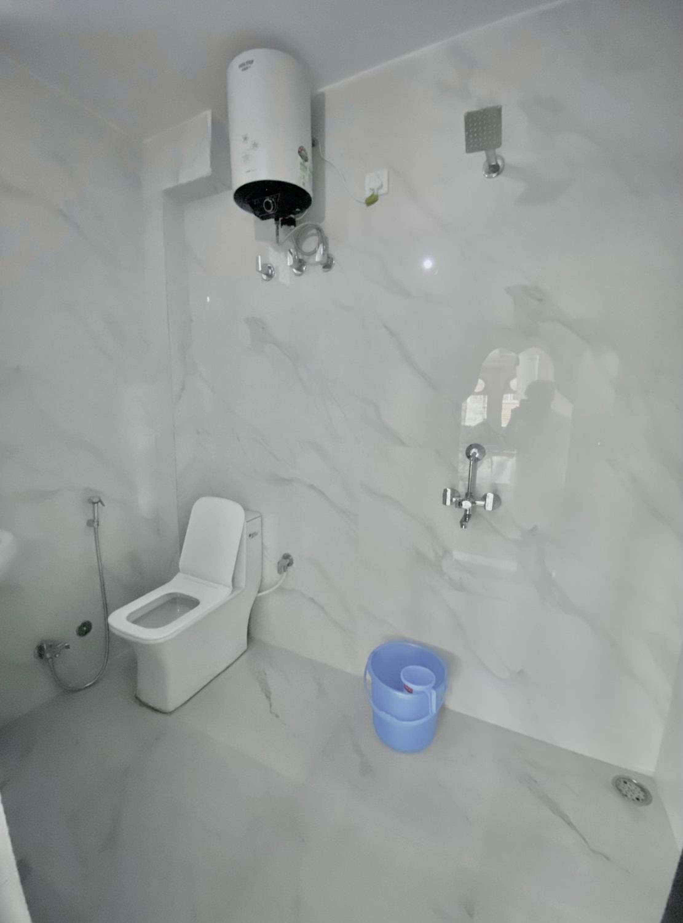 Deluxe King Suite - Photo 10