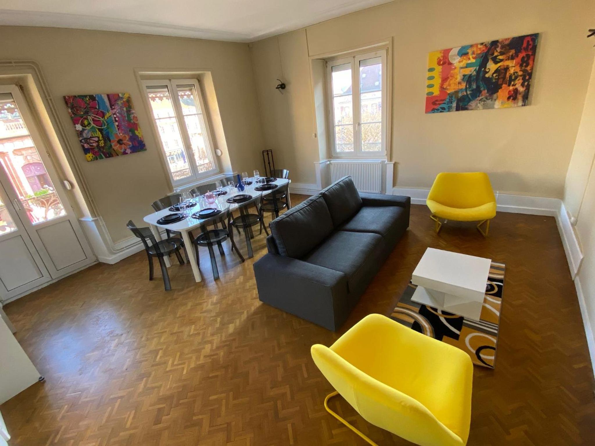 Four-Bedroom Apartment with Balcony  photo 2