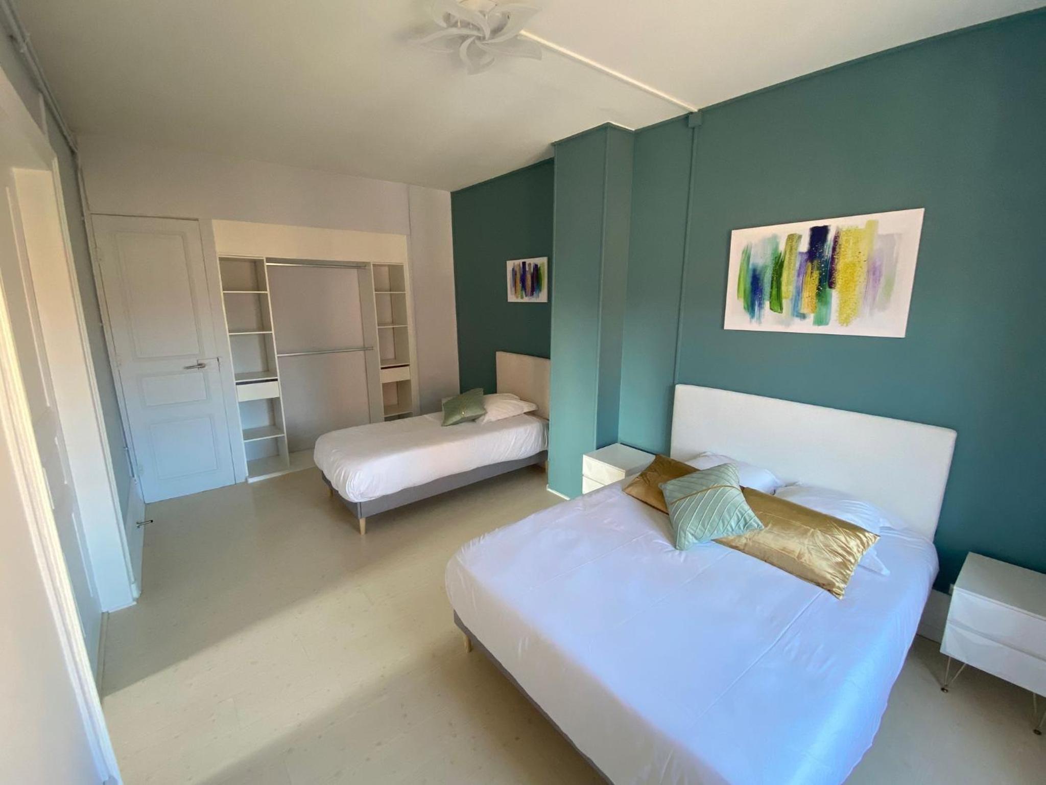 Four-Bedroom Apartment with Balcony  photo 3