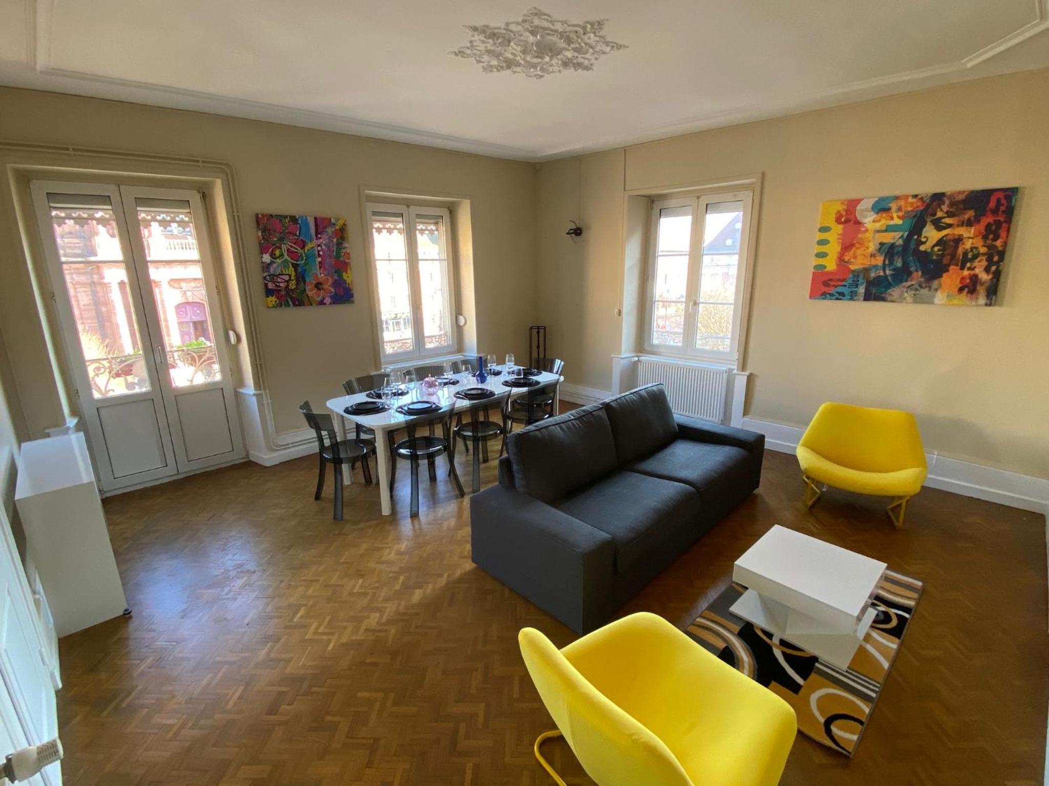 Four-Bedroom Apartment with Balcony  photo 1