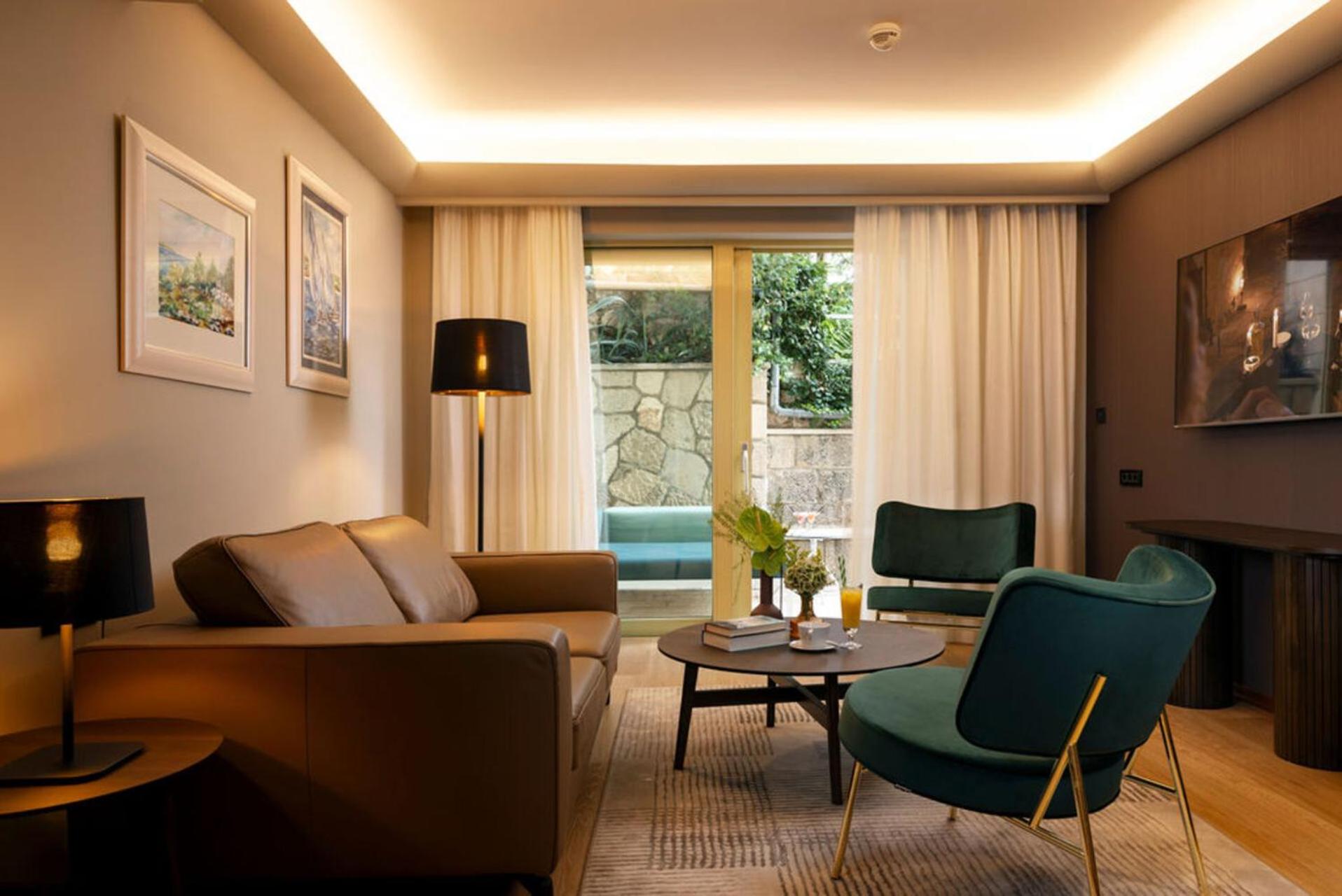 Classic Interconnecting Rooms with Balcony thumbnail 5