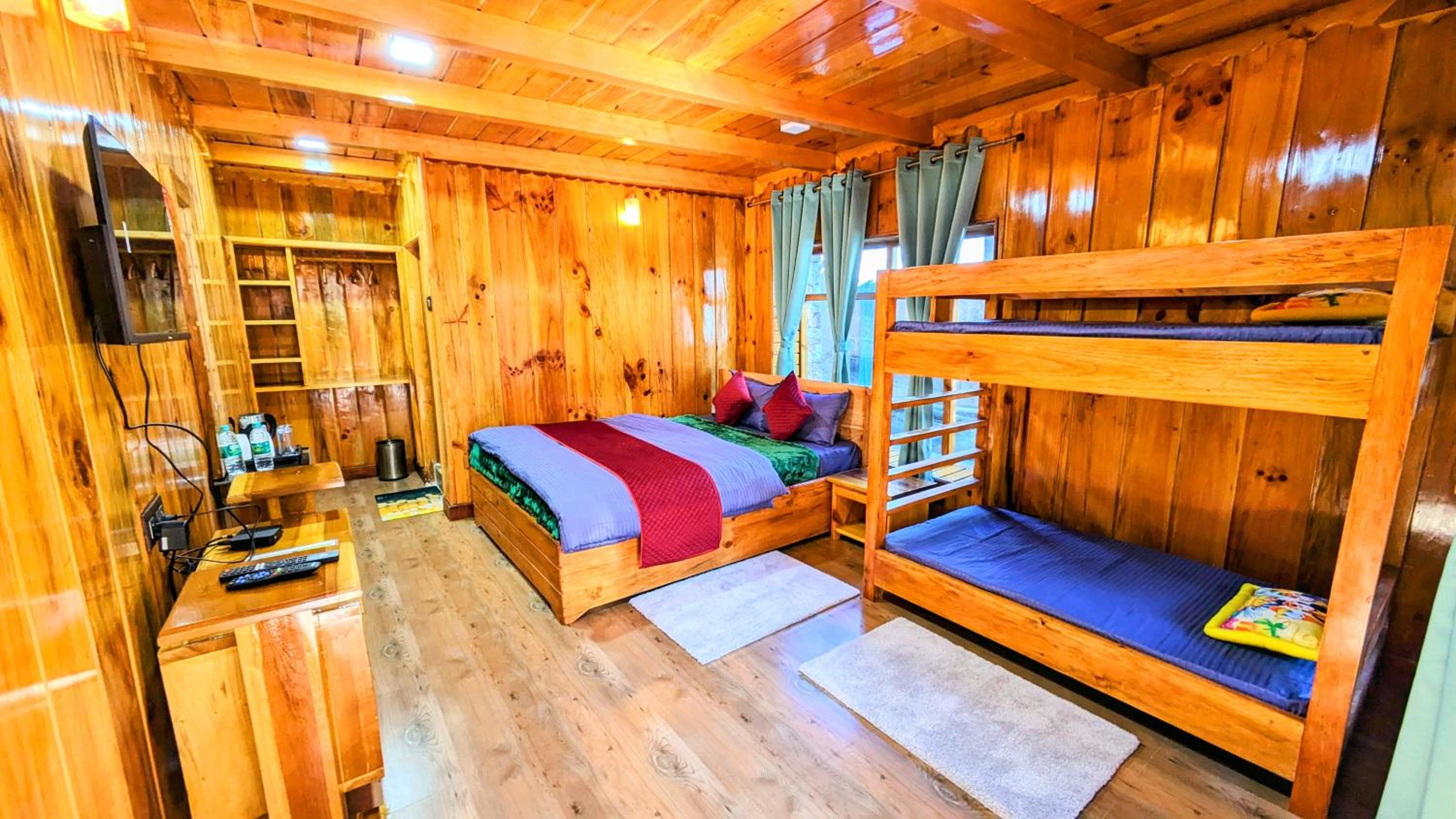 Deluxe Double Room (2 Adults + 1 Child) photo 1