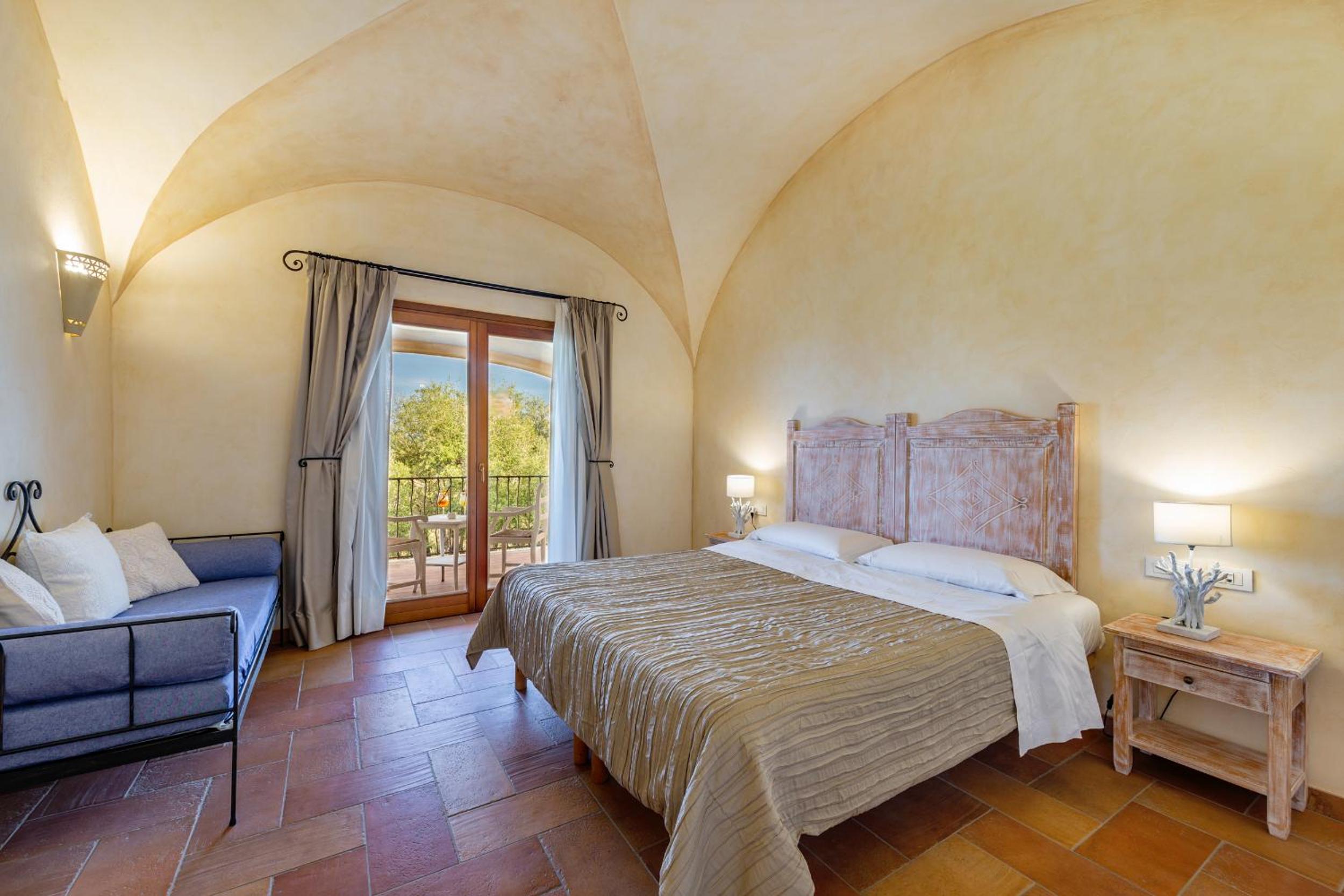 Deluxe Double Room with Balcony - Photo 11