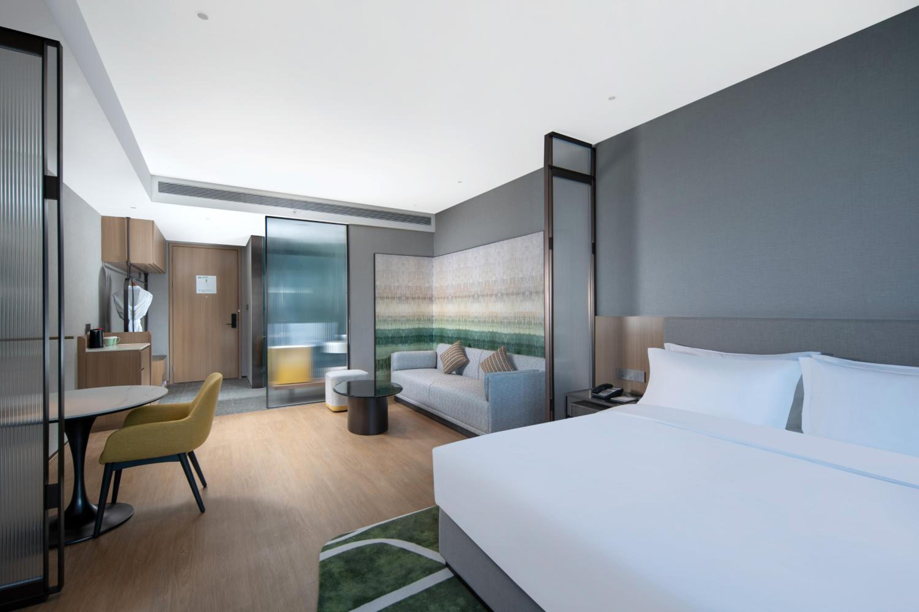 1 King Suite High Floor photo 2