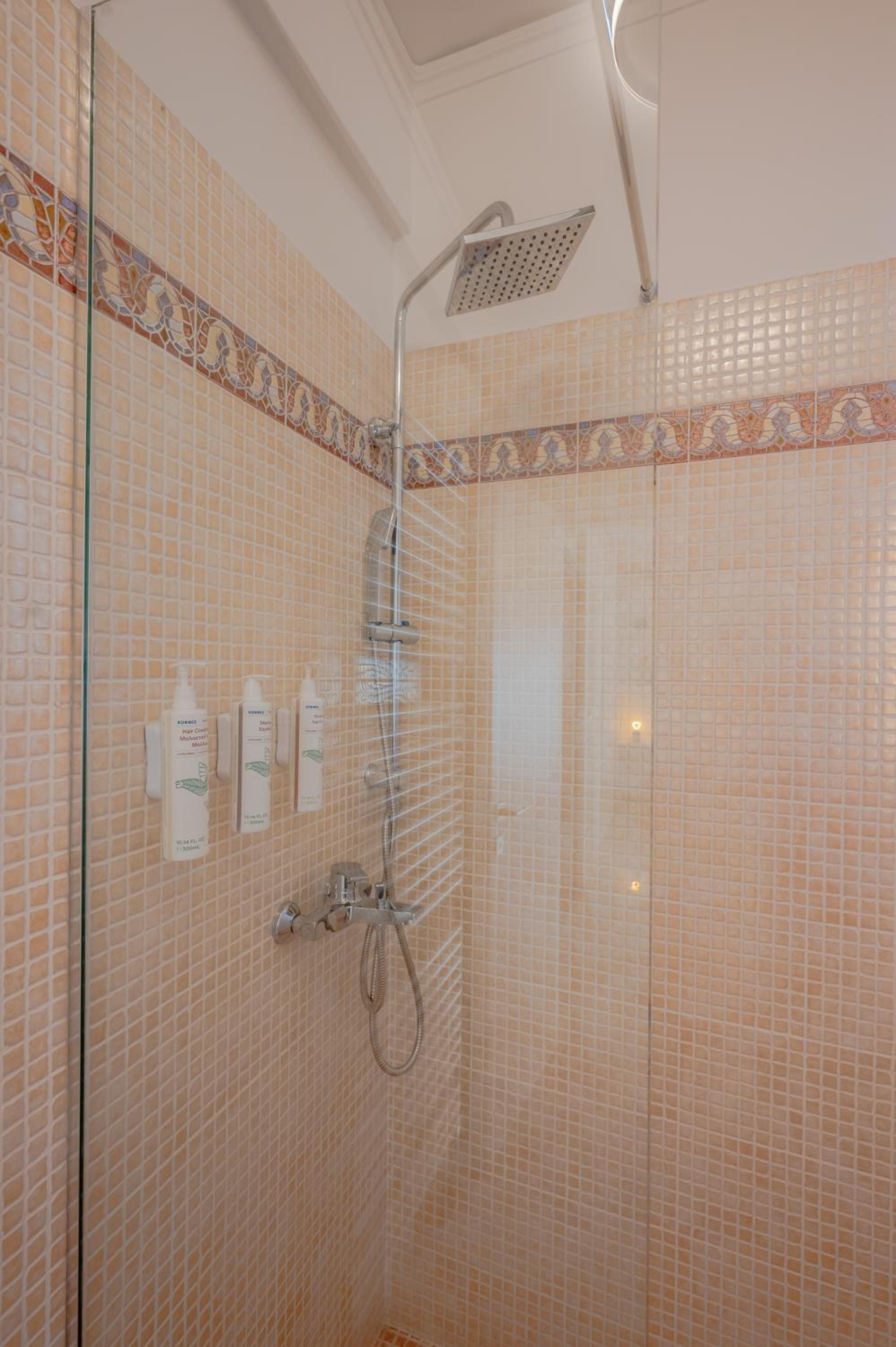 Deluxe Residence photo 2