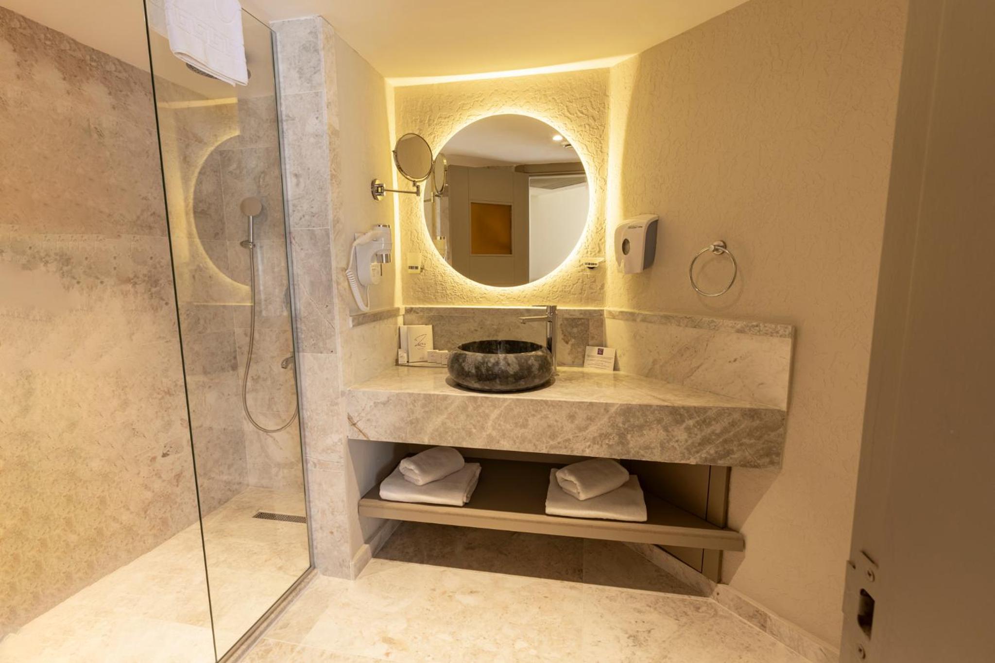 Deluxe Suite photo 2