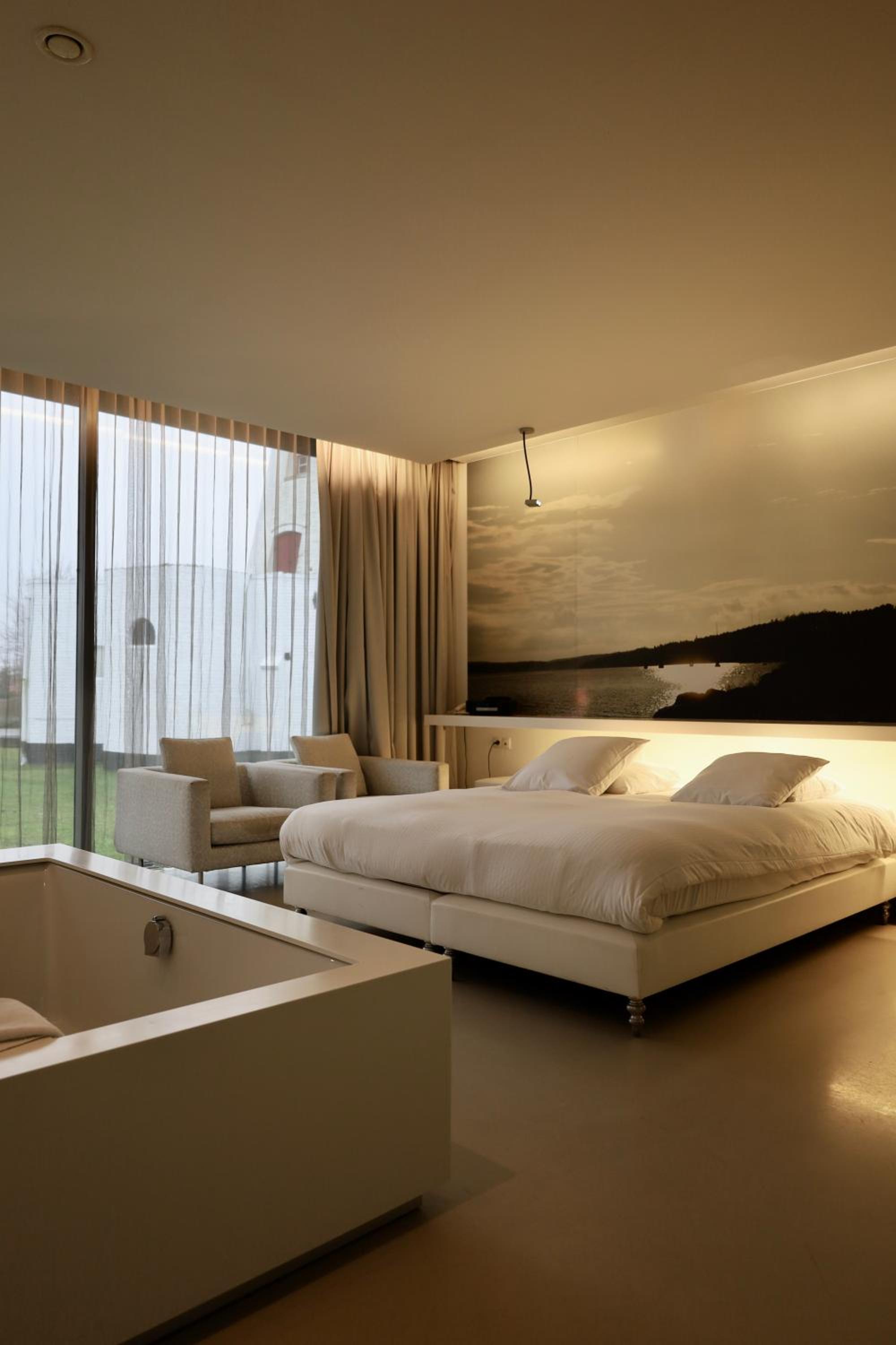 Suite - Photo 1