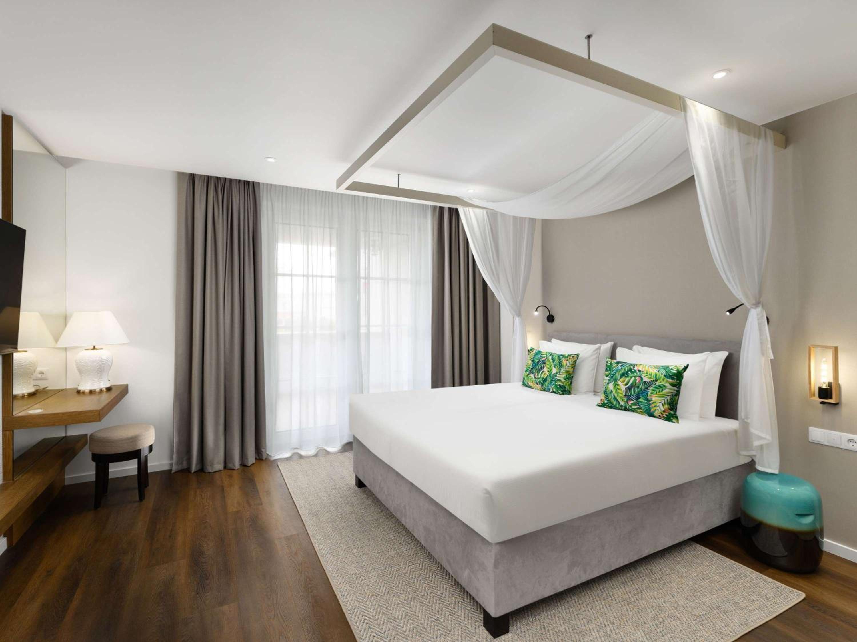 Deluxe Junior King Suite - Photo 1
