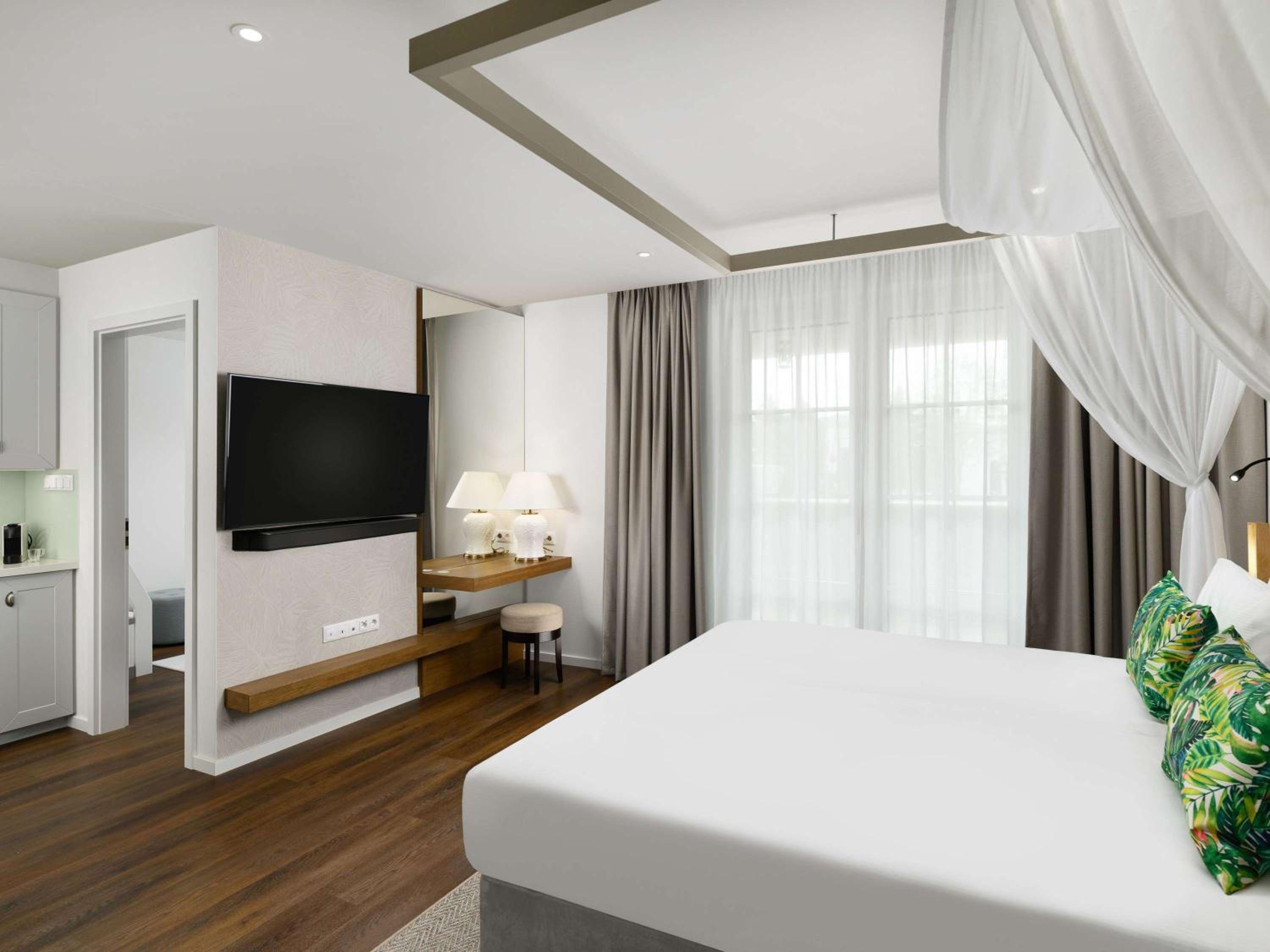 Deluxe Junior King Suite - Photo 2