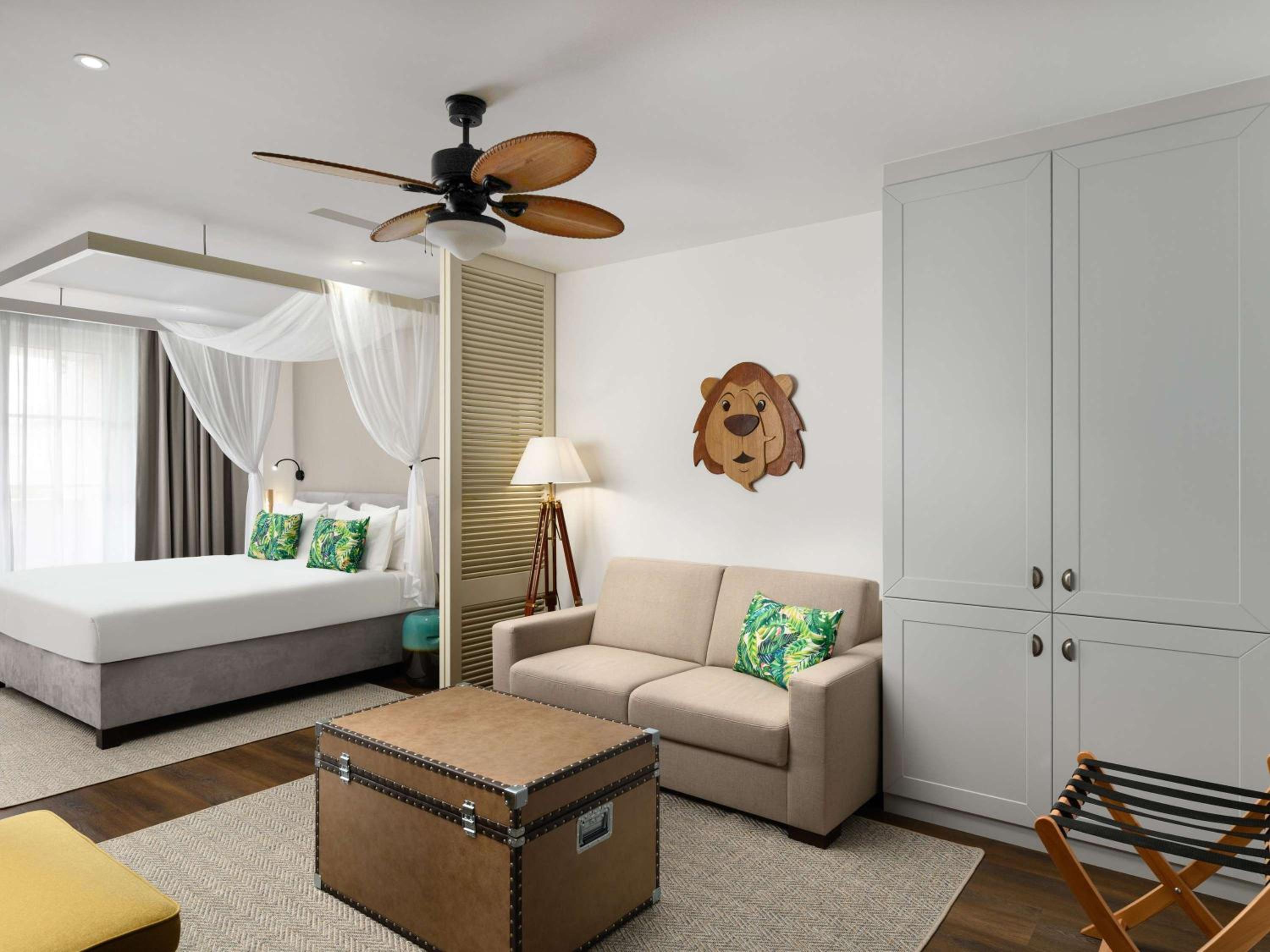 Deluxe Junior King Suite - Photo 3