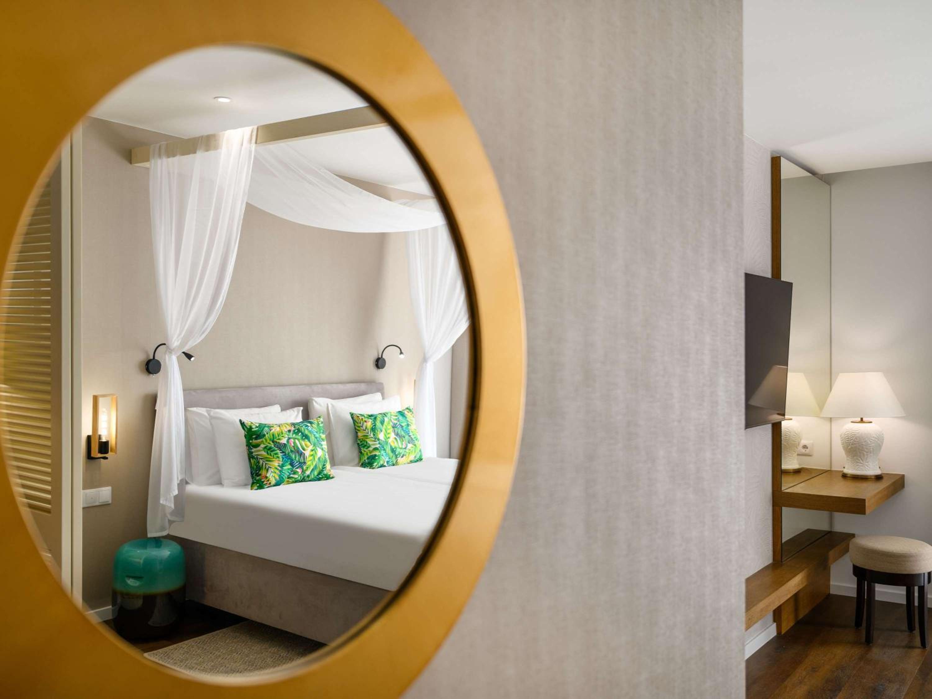 Deluxe Junior King Suite - Photo 6