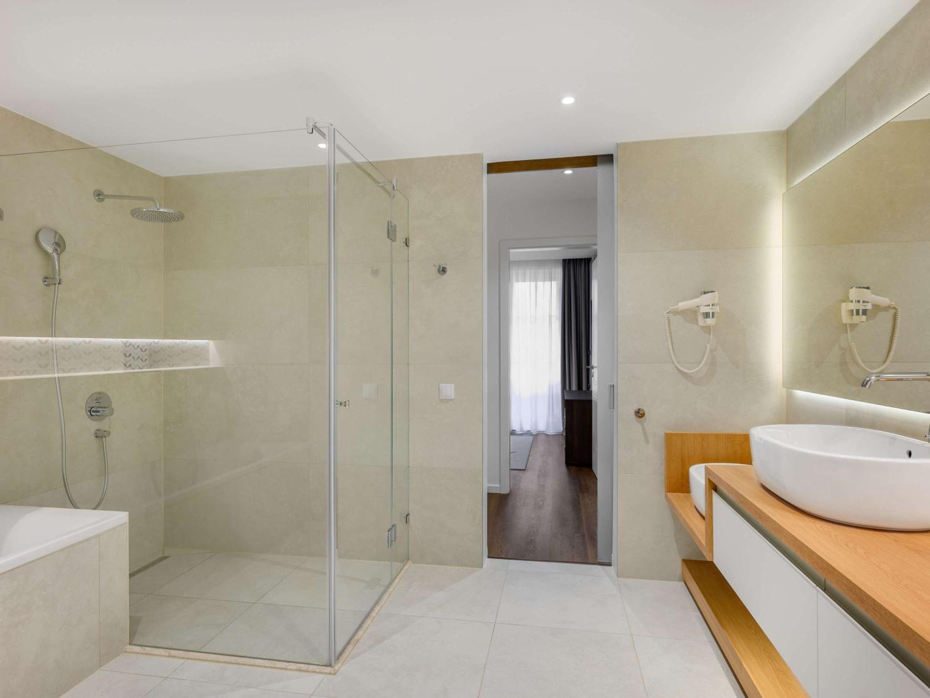 Deluxe Suite with King Bed  - Photo 6