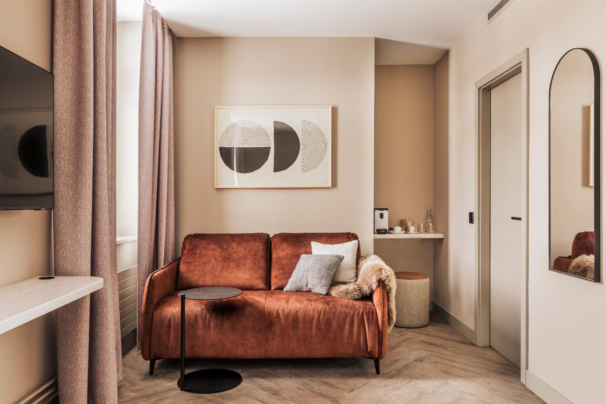 Deluxe Corner with Balcony - Photo 5