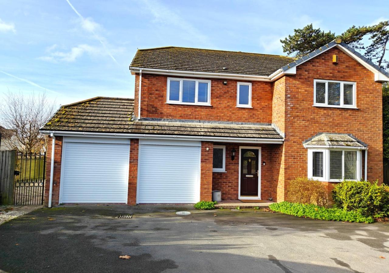 Five-Bedroom House photo 2