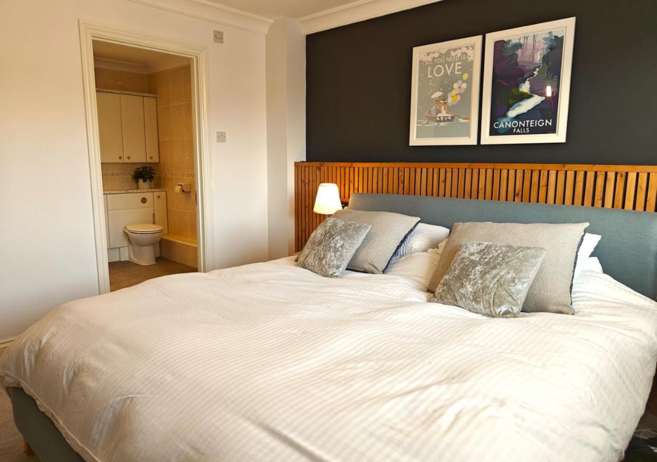 Five-Bedroom House photo 1