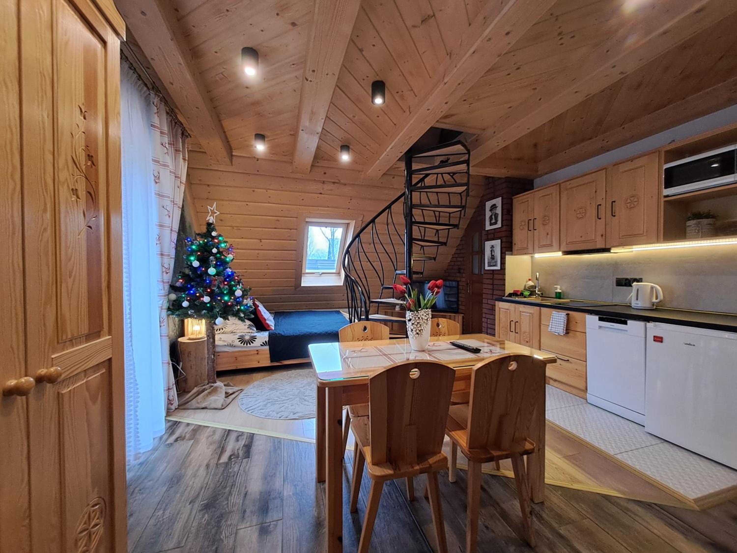 Deluxe Family Suite - Photo 18