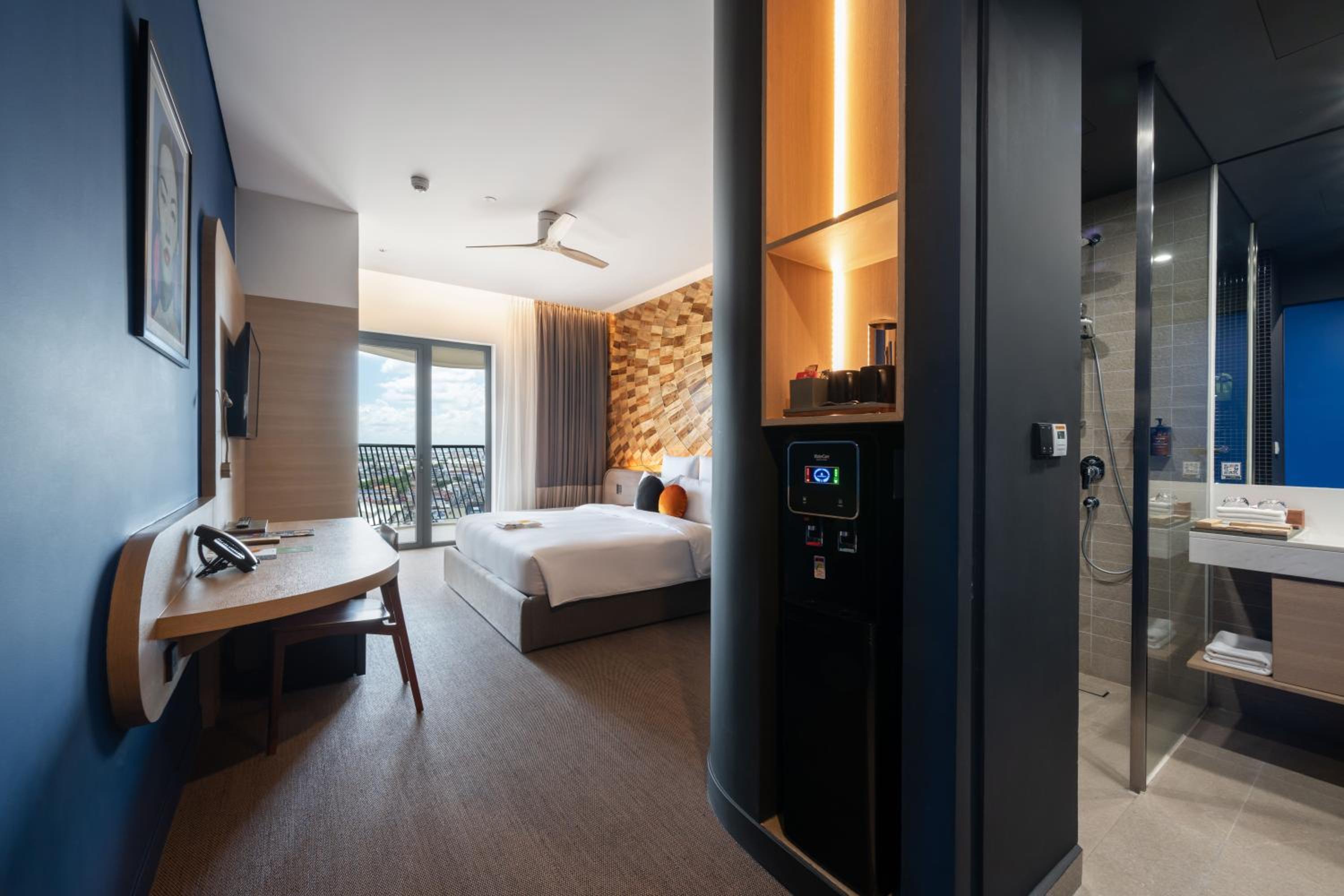 Deluxe King Bed with Balcony photo 3
