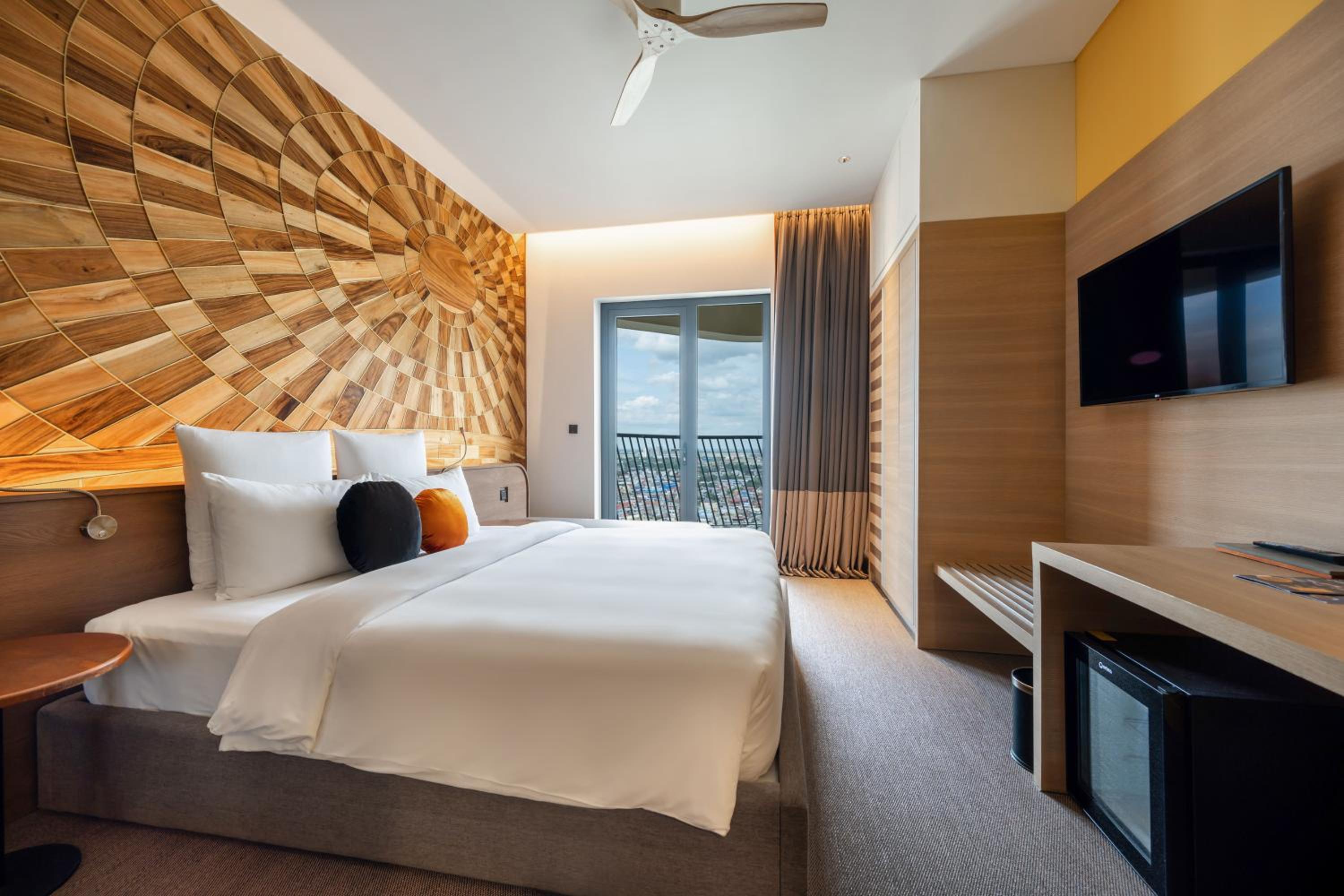 Deluxe King Bed with Balcony photo 2
