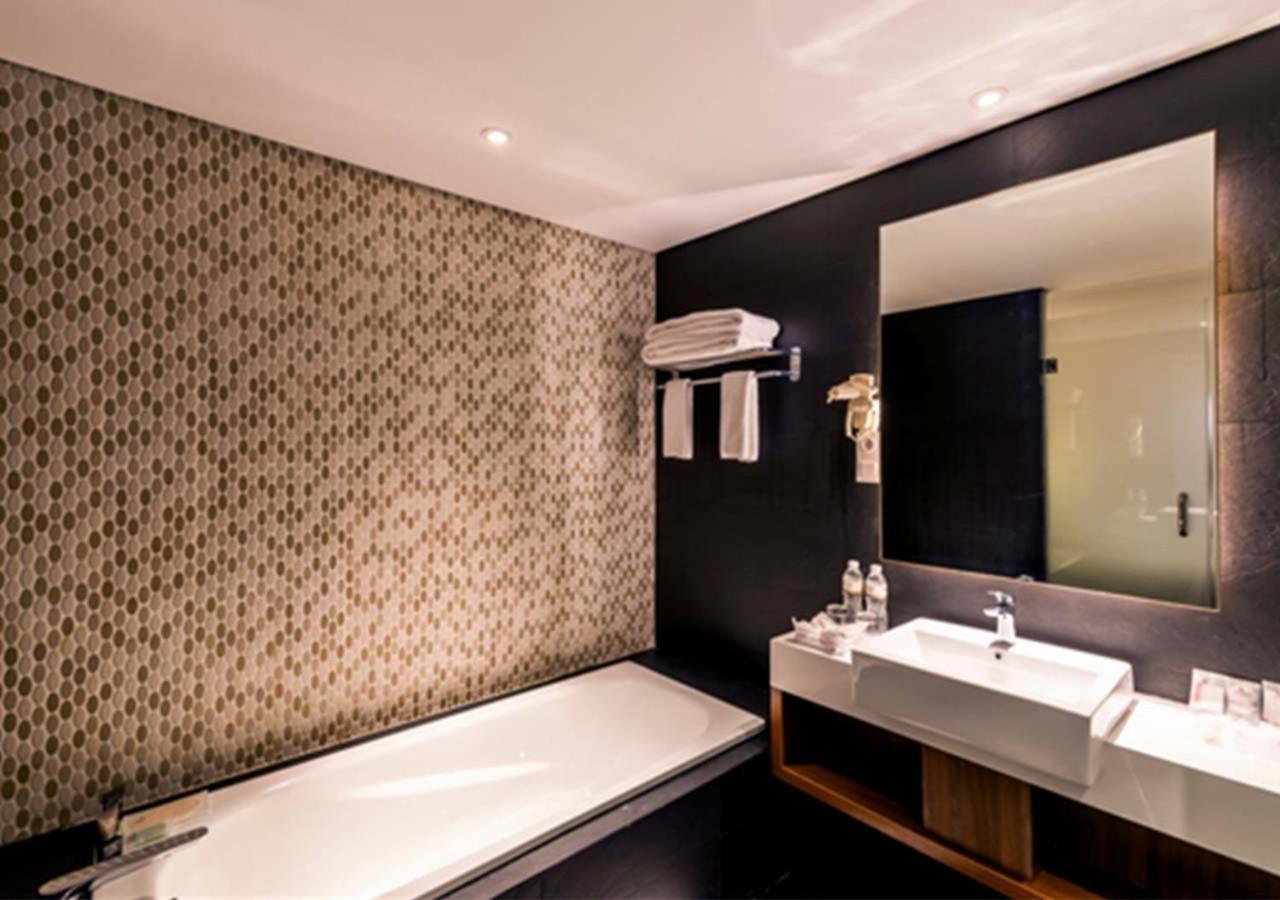 Suite Room with Free One-time 2 Bottles of Beer and Free Shuttle to Hotel's Beach Facility photo 2