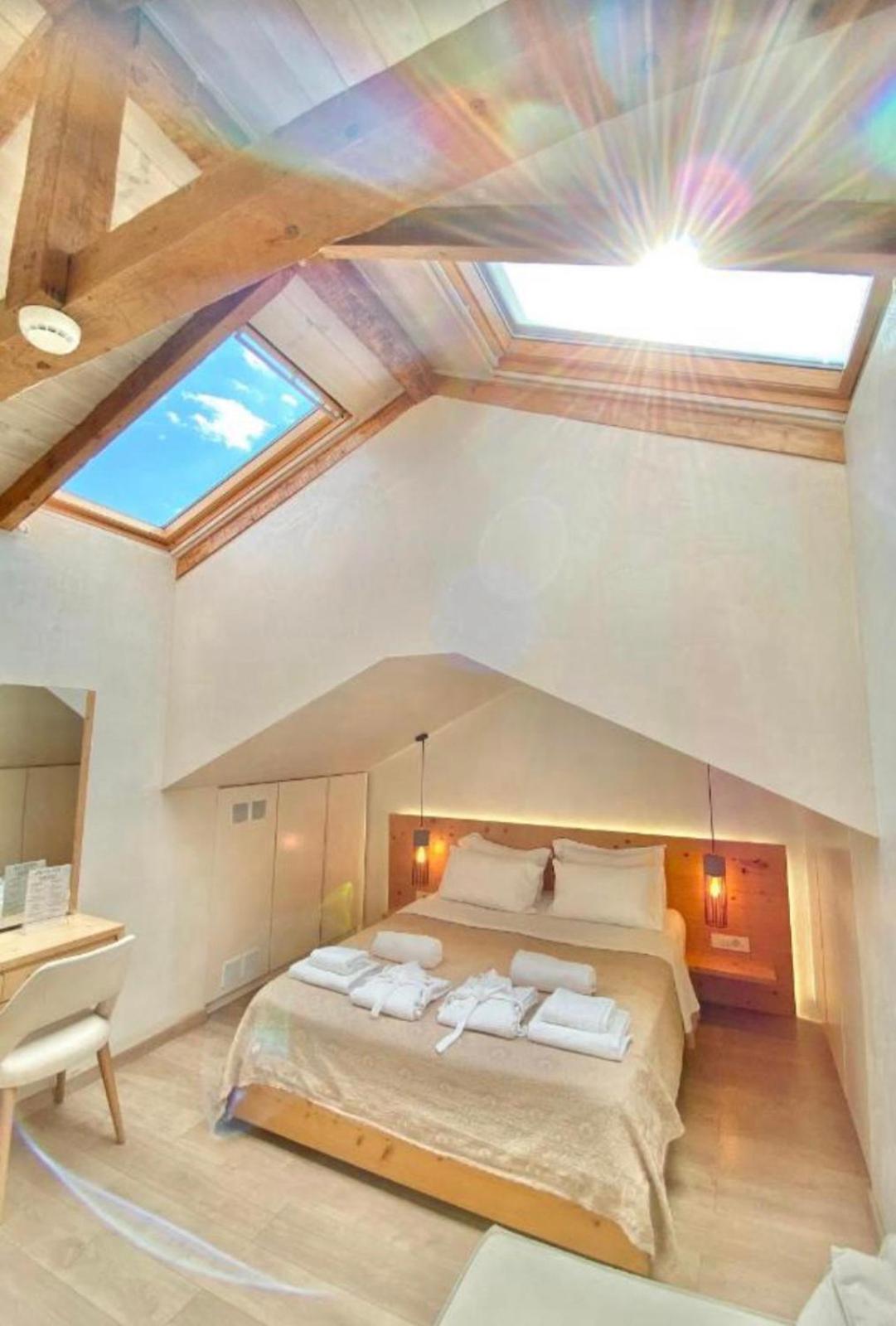 Deluxe Suite with Sea View - Photo 5