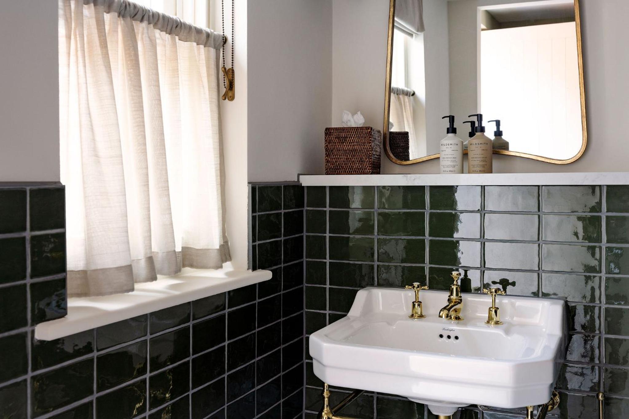 Water`s Edge Cottage (Pet Friendly) - Photo 2