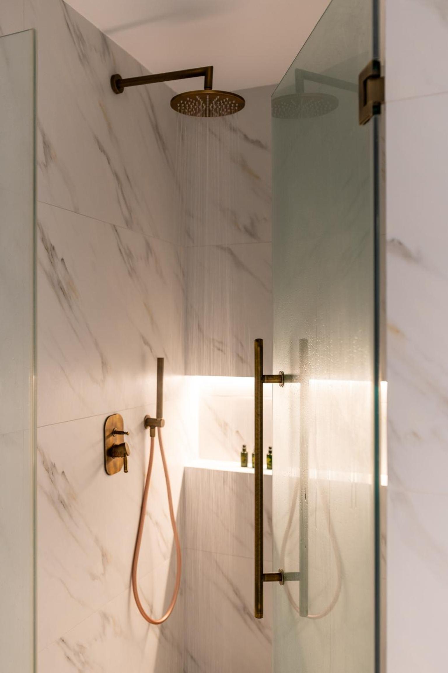Superior King Suite photo 3