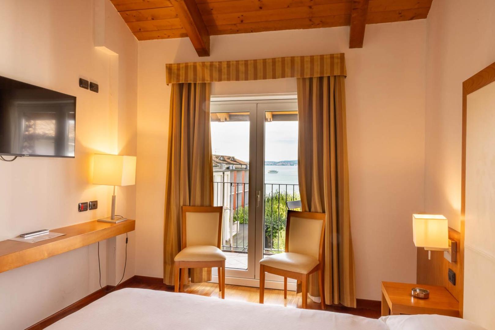 Superior Double or Twin Room with Balcony and Lake View - Photo 1