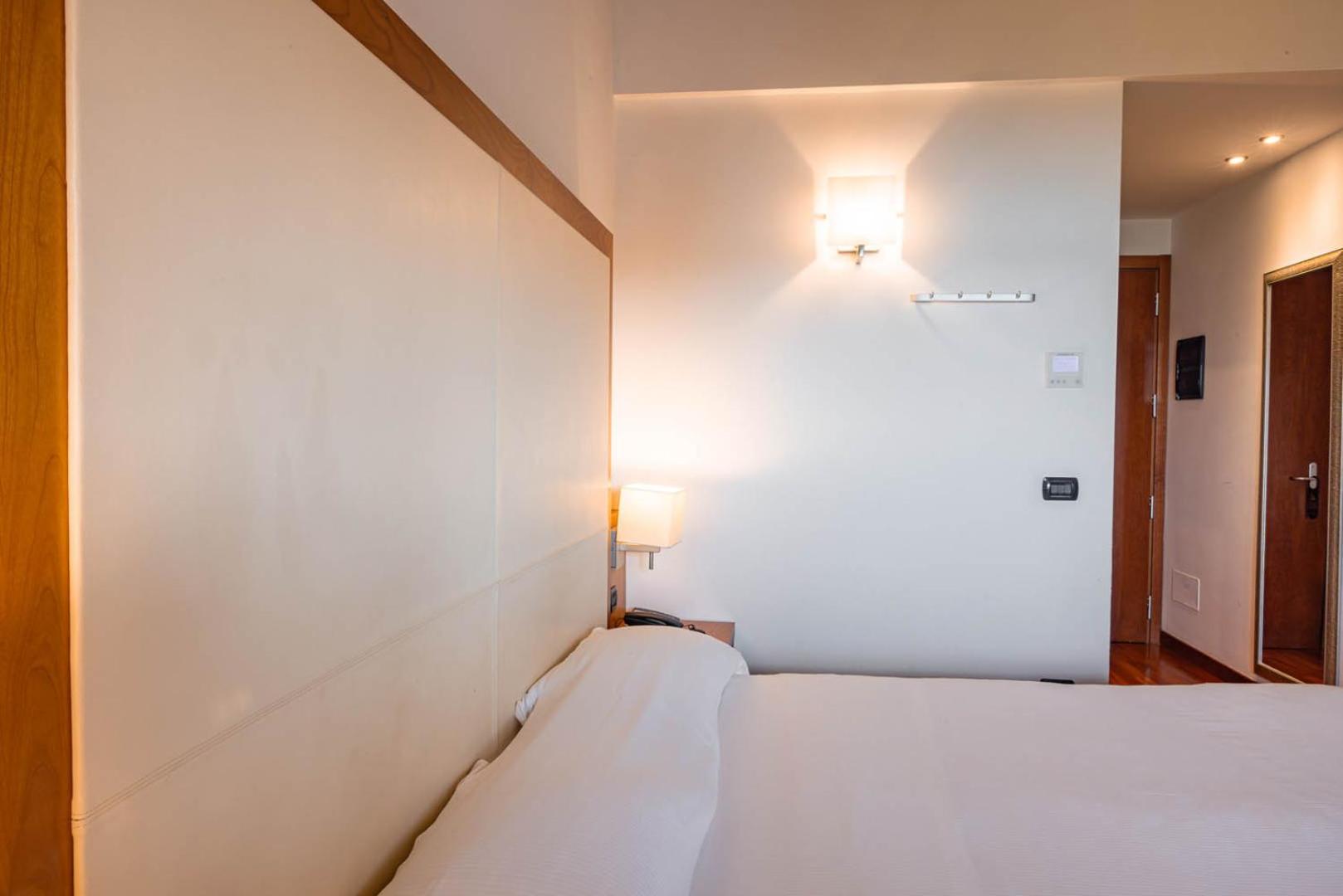 Comfort Double or Twin Room with Balcony and Partial Lake View - Photo 2