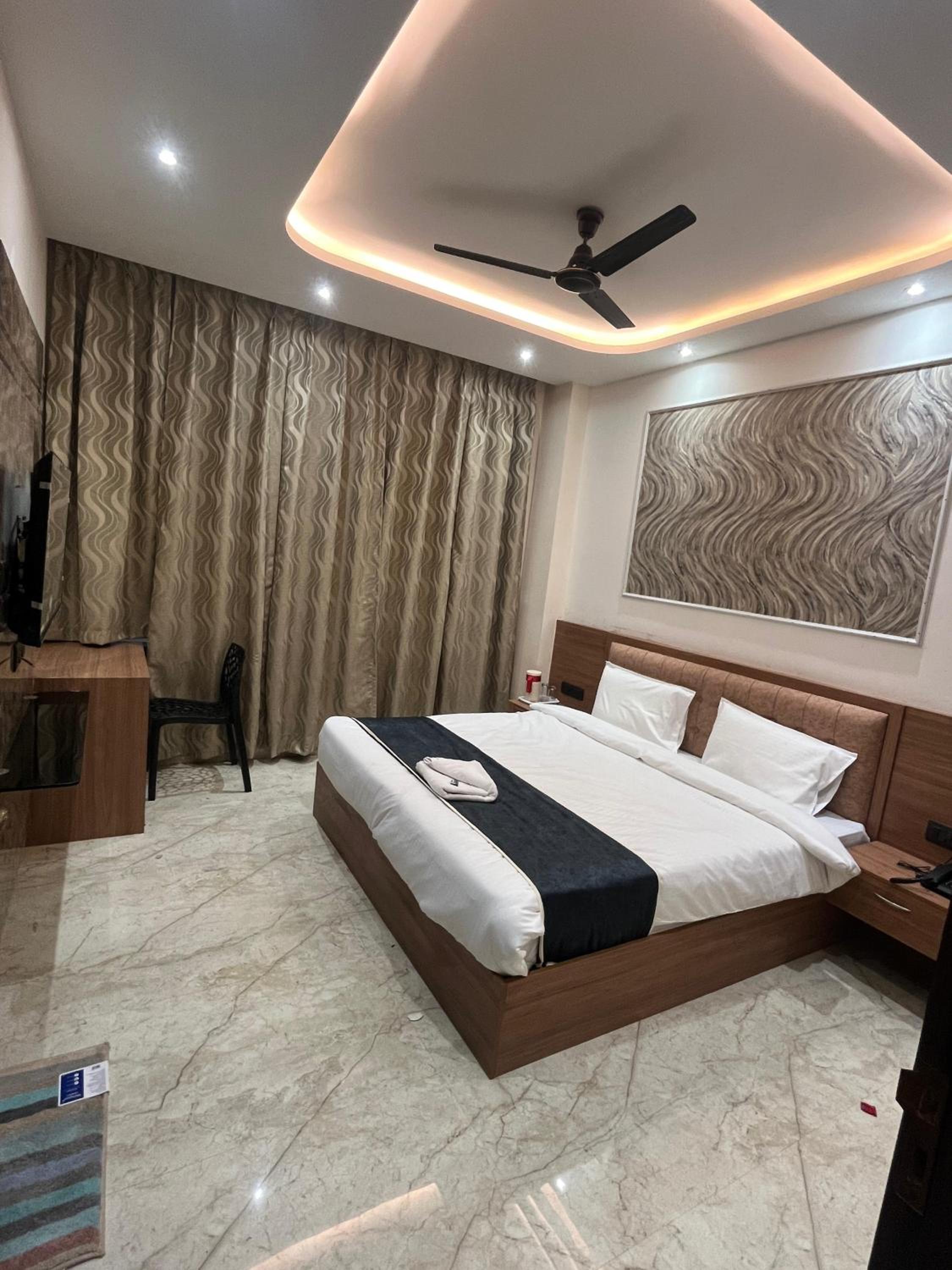 Deluxe Room - Photo 25