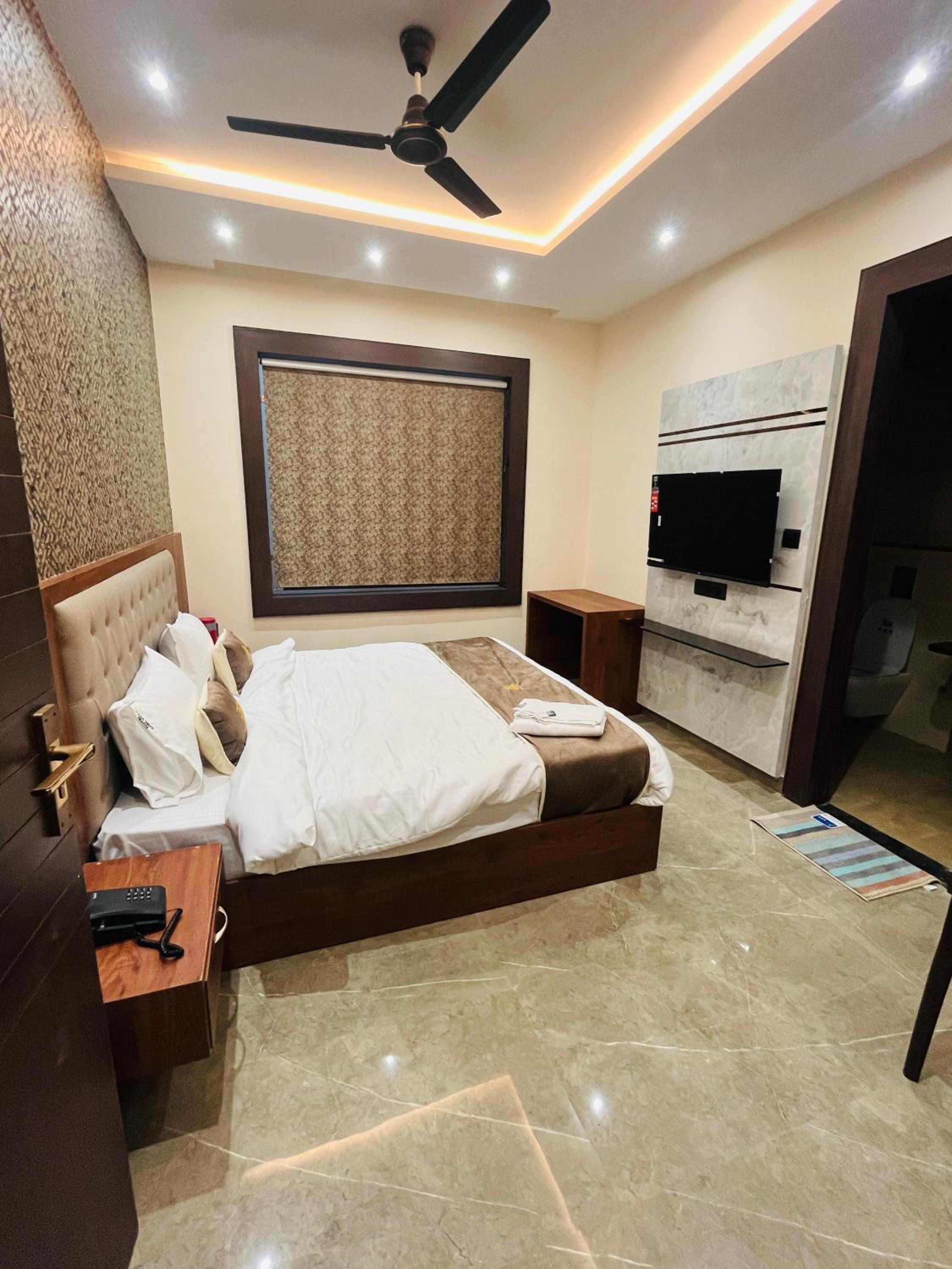 Deluxe Room - Photo 23